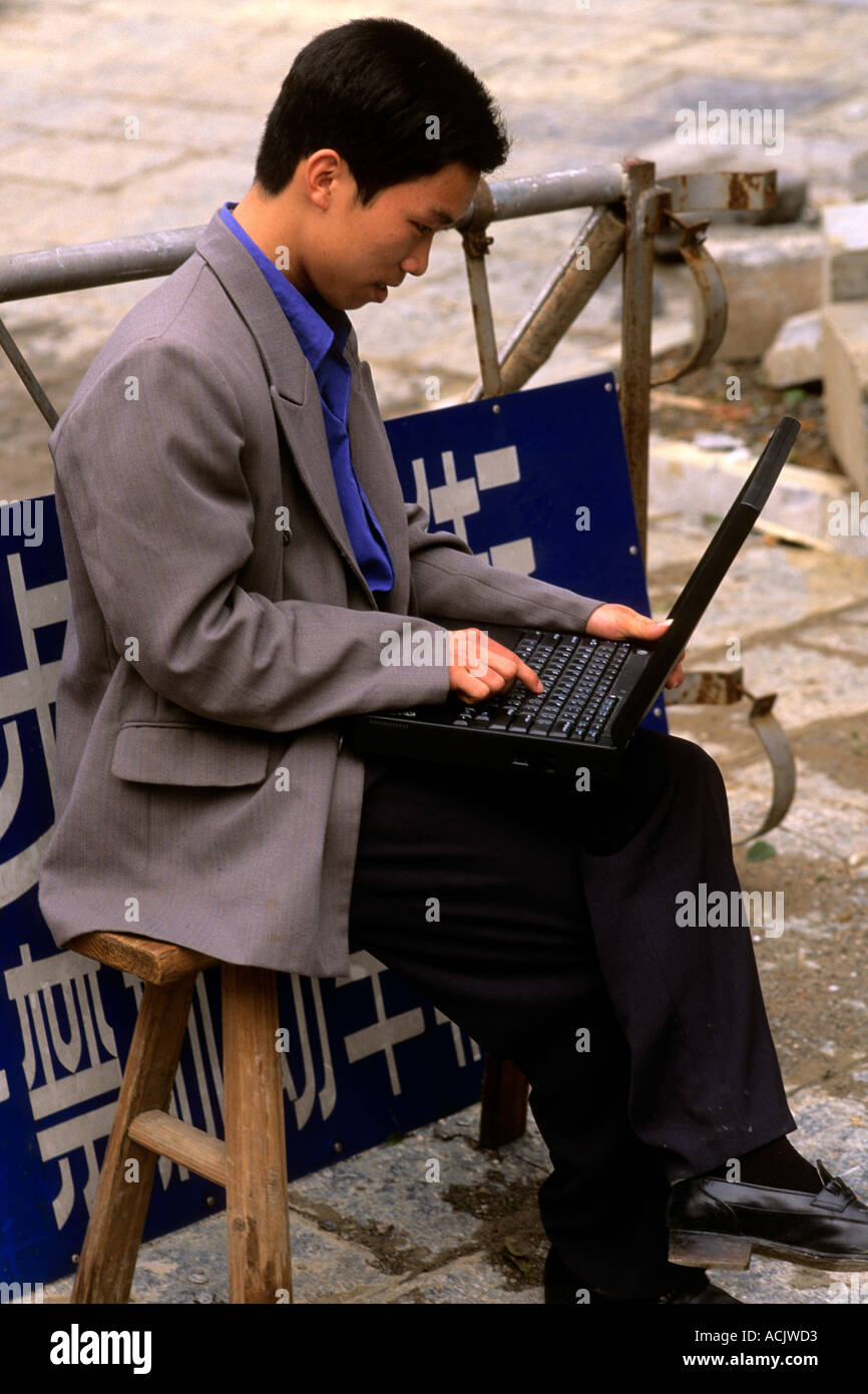Junge chinesische Geschäftsmann auf Laptop-Computer in Shanghai China Stockfoto