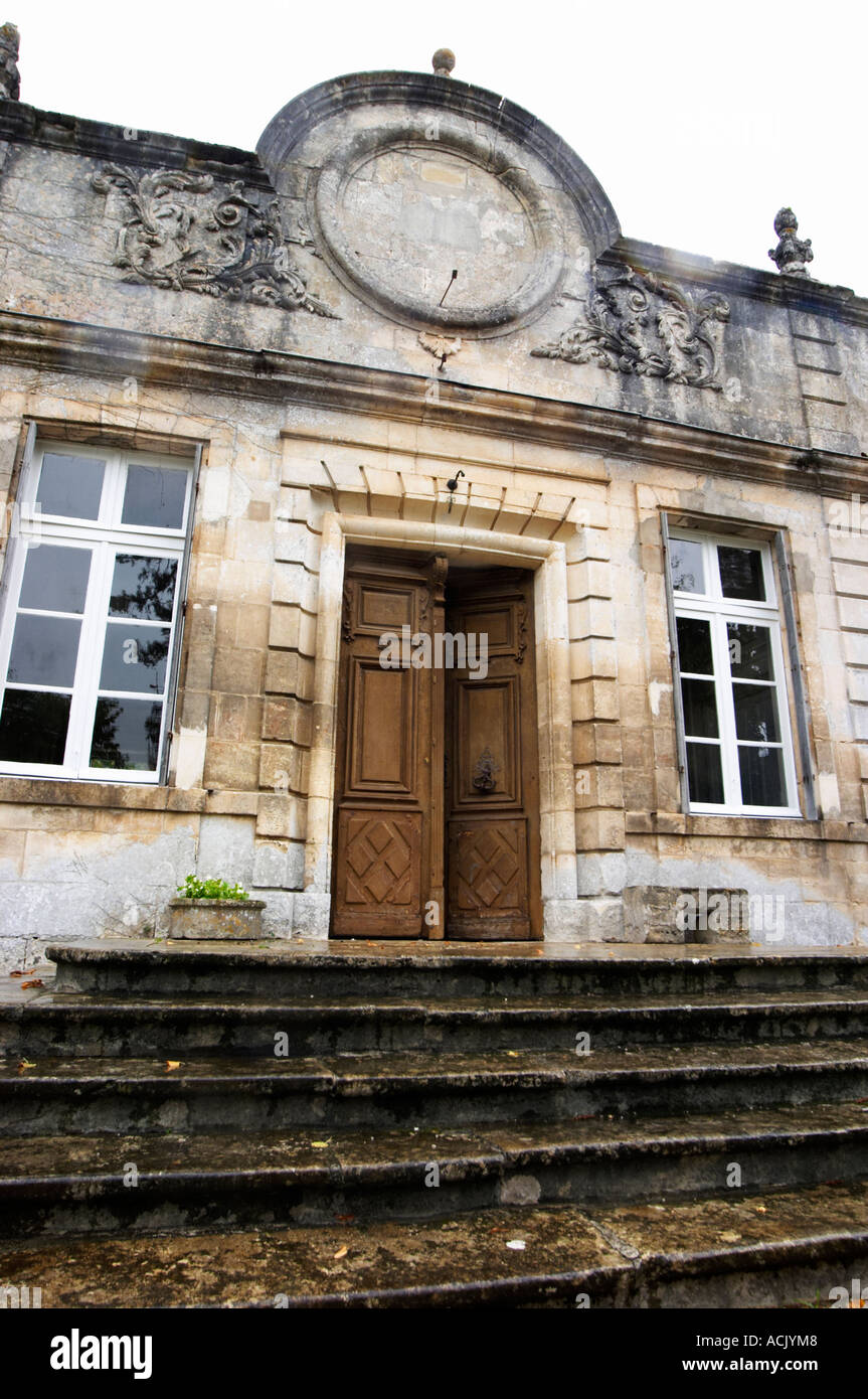 Die Front in Richtung Tor und Hof Hof des Schlosses mit klassischen Fassade und stattliche Gebäude führende verstärkt an der Tür. Stockfoto