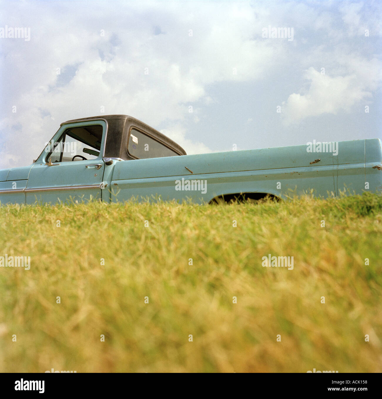 Ein Pick up Truck neben einem Feld Stockfoto