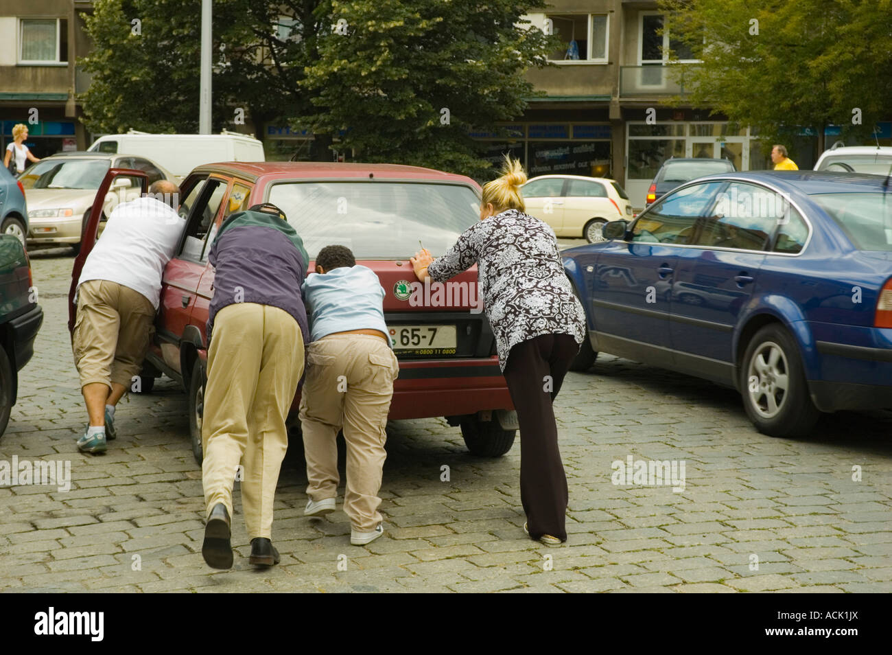 Leute, die ein Auto in Nusle Bezirk Prag Tschechische Republik EU Stockfoto