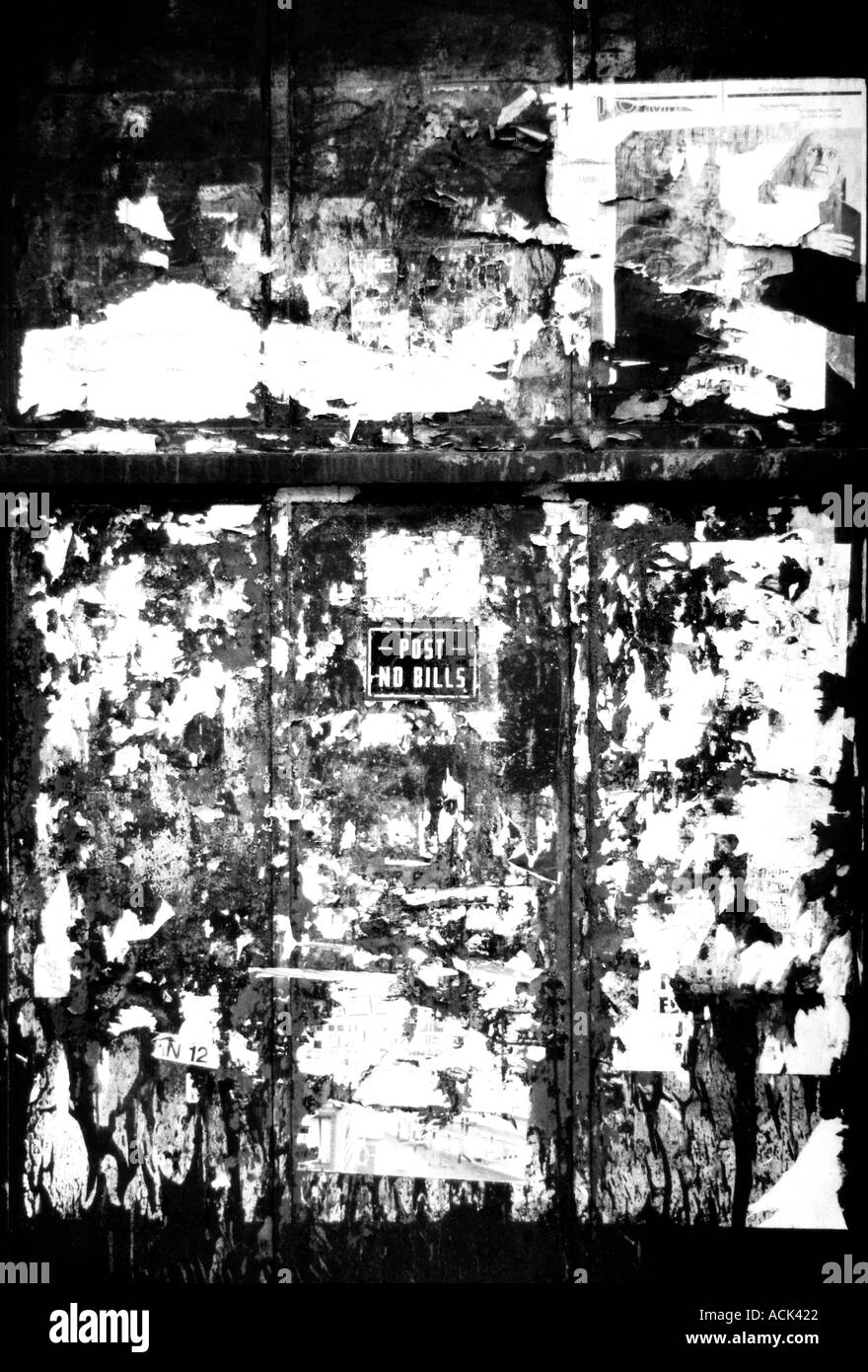 Plakat-Reste auf einer Stadtmauer Stockfoto