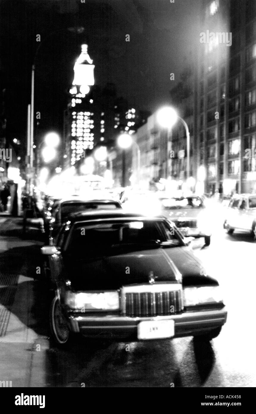 Eine Limousine in einer New-York-City-Straße in der Nacht Stockfoto