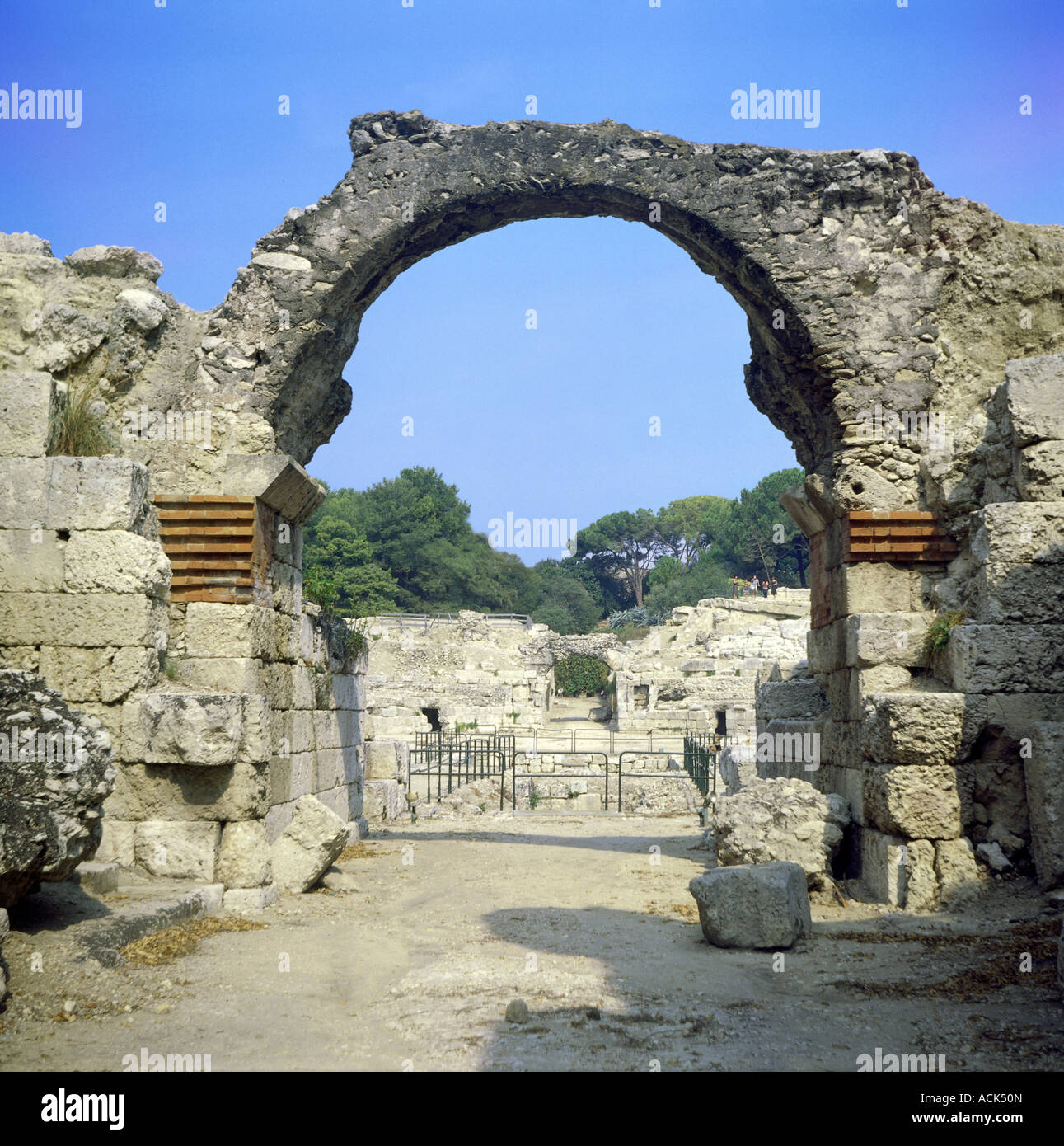 Geographie / Reisen, Italien, Sizilien, Syrakus, Theater / Theater, römische Amphitheater, erbaut im frühen 1. Jahrhundert n. Chr., Gateway, Euro Stockfoto