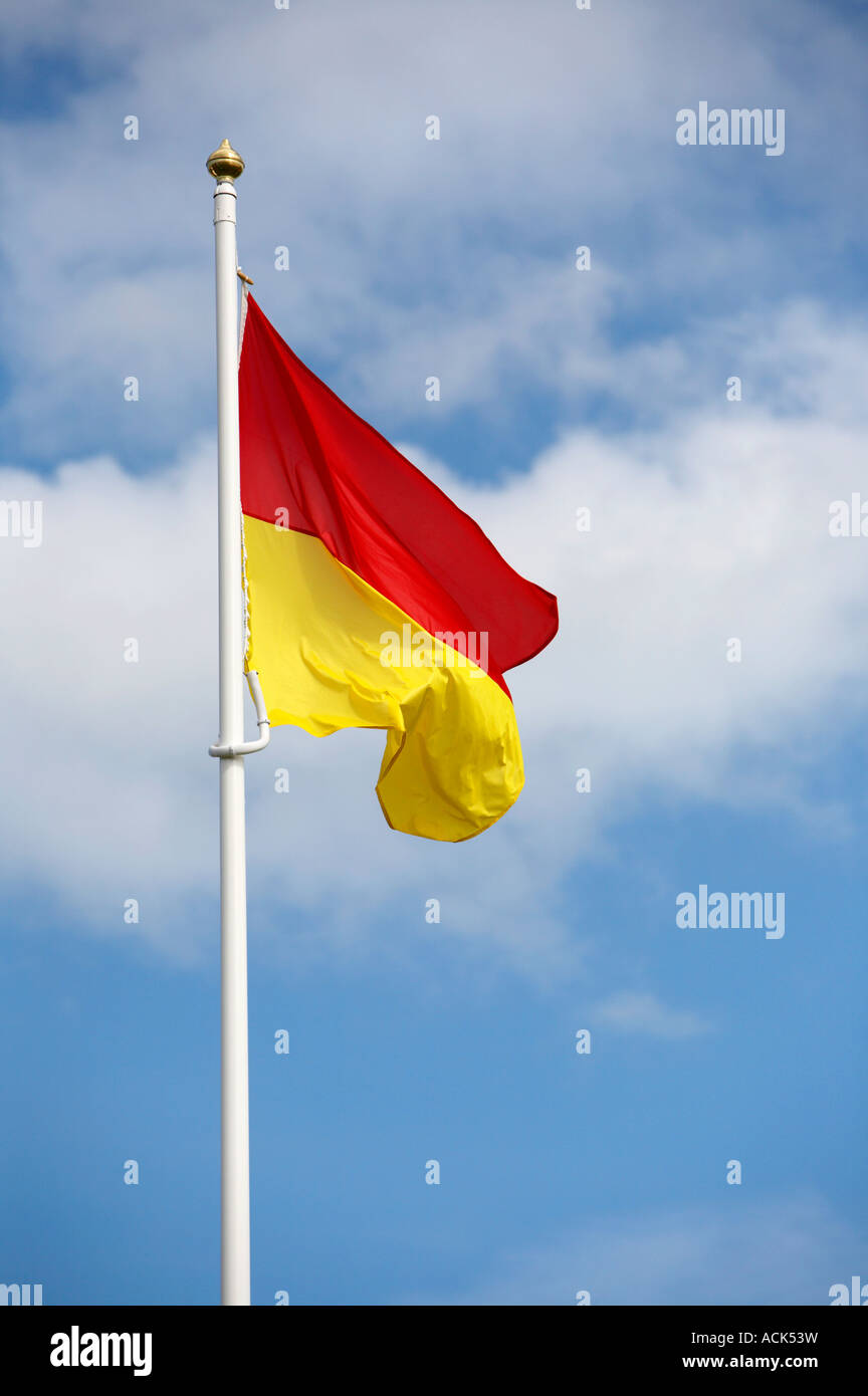 Rote und Gelbe Flagge Am Strand Stockfotos und bilder Kaufen Alamy