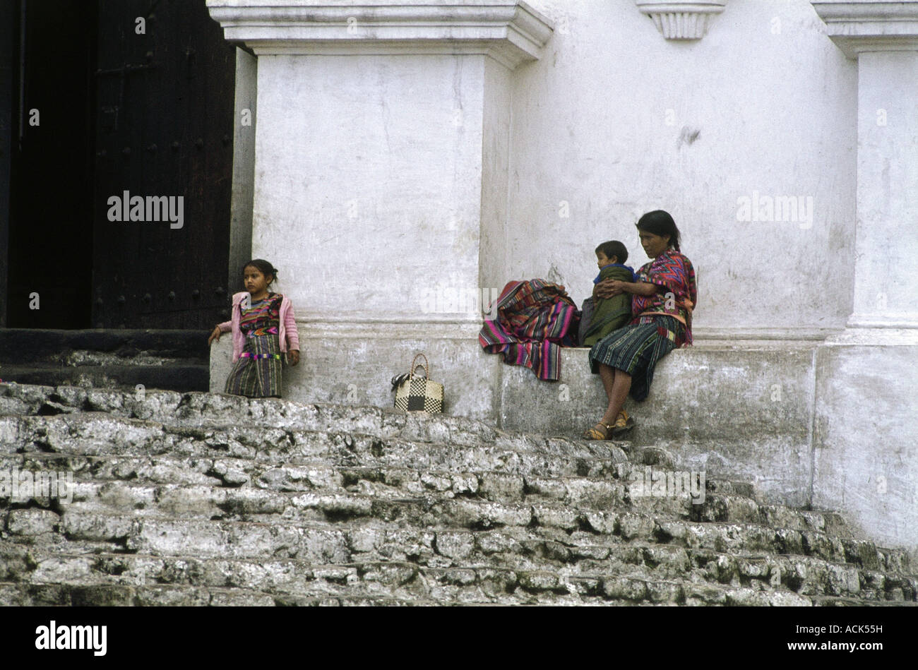 Geografie/Reisen, Guatemala, Chichicastenango, Straßenszene, Indianerin mit Kindern, Stockfoto