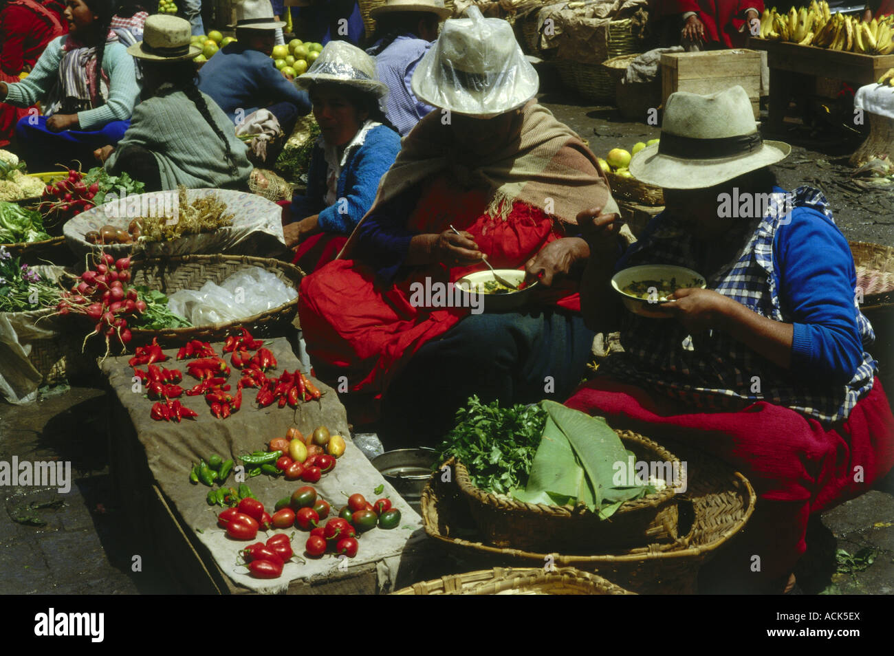 Geographie/Reisen, Ecuador, Menschen, lateinamerikanische Indianerinnen, Markt, Coenca essen, Marktstand, Gemüse verkaufen, lateinamerika, Stockfoto