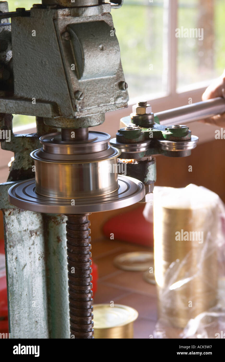 Wie erstelle ich Leberpastete Entenleber (Serie von Bildern): die Bedienung der Maschine um die Conserve Blechdose zu versiegeln des Küchenchefs. Ferme de Biorne Enten und Hühner auf dem Bauernhof Dordogne Frankreich Workshop zu Gänseleber Entenleber Pastete und andere Konserven Stockfoto