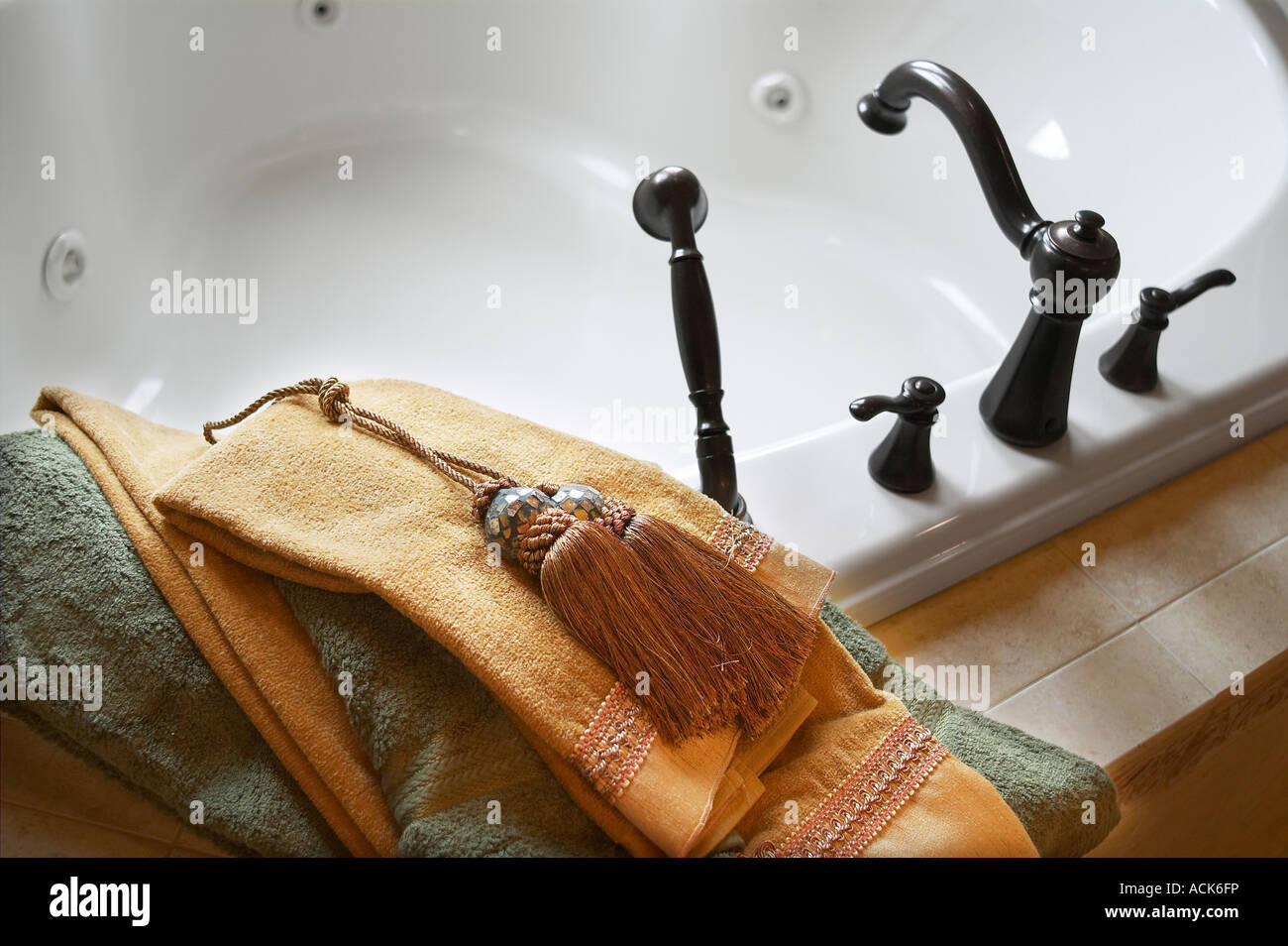 Detail der Handtücher im Bad auf Badewanne, USA Stockfoto