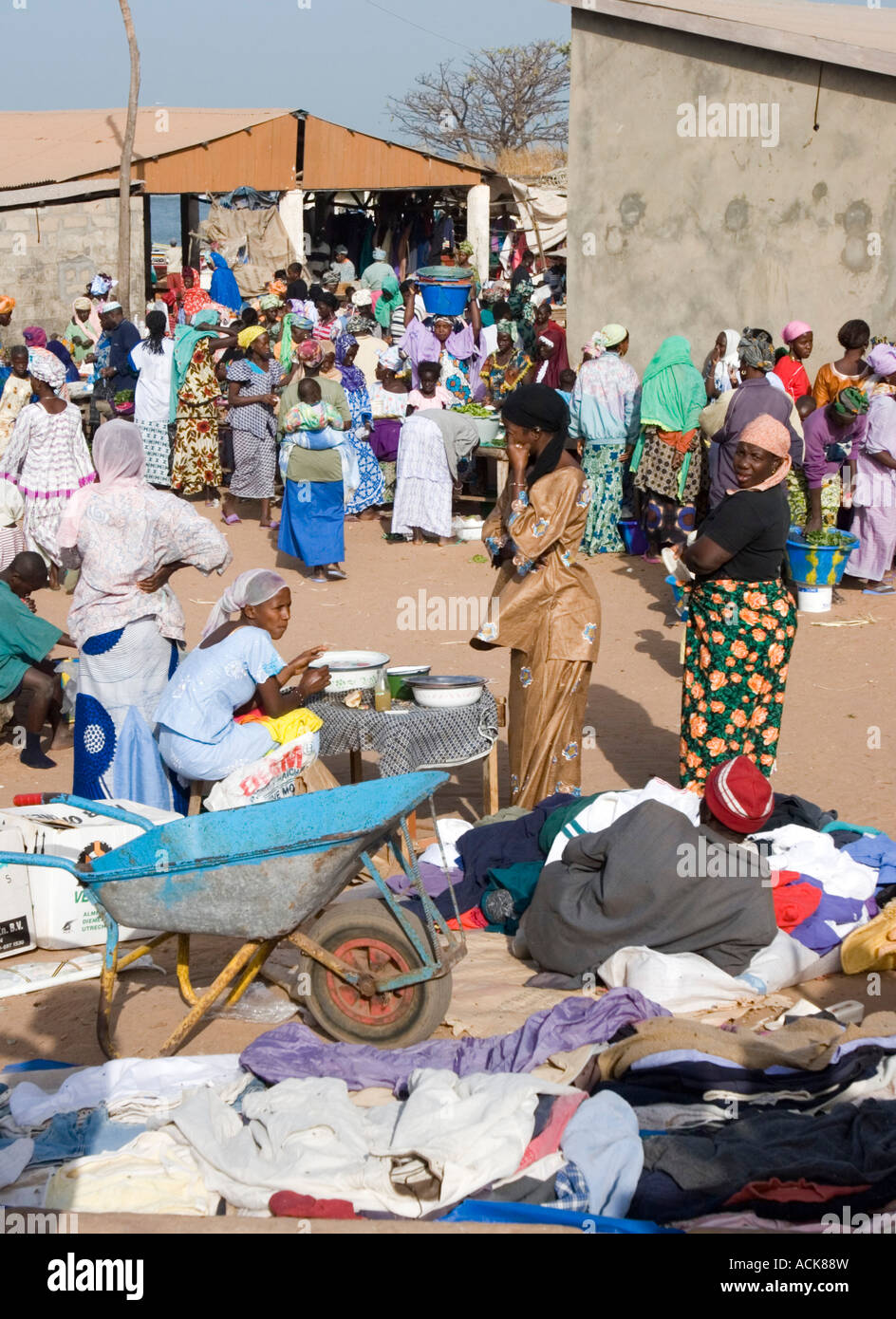 Freiem Himmel Markttag am Tanji Strand Angelboote/Fischerboote Gambia zurück Stockfoto