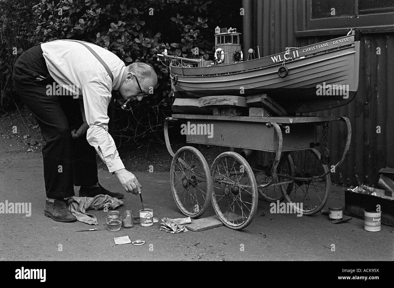 Hobby-Modellboot am Serpentine Lake, Hyde Park im Zentrum von London England der 1968 1960er Jahre England Großbritannien HOMER SYKES Stockfoto