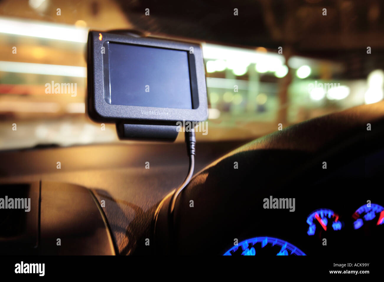 saßen Sie Nav-Gerät in einem Auto in der Nacht. Stockfoto