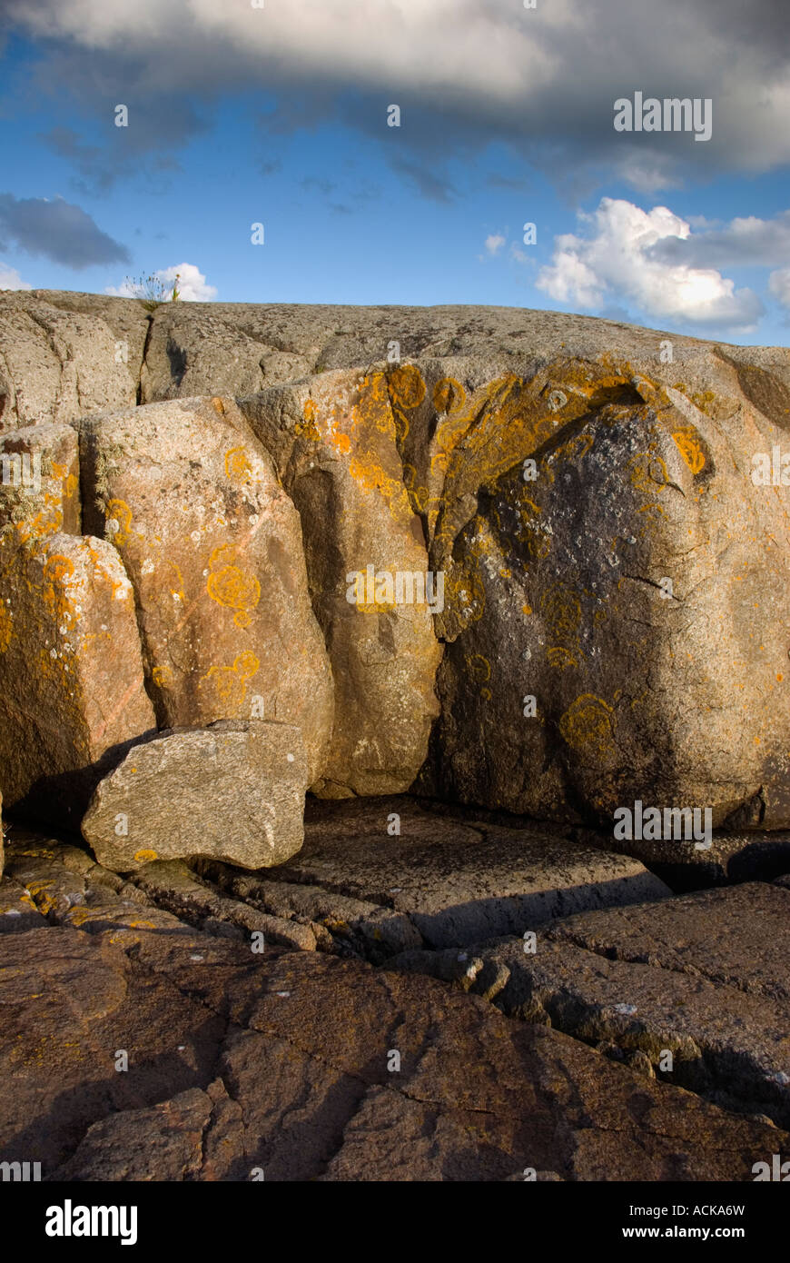 Portraite / horizontale Foto von Granit Felsformationen an der Küste in der Nähe von Karlshamn in Schweden Stockfoto