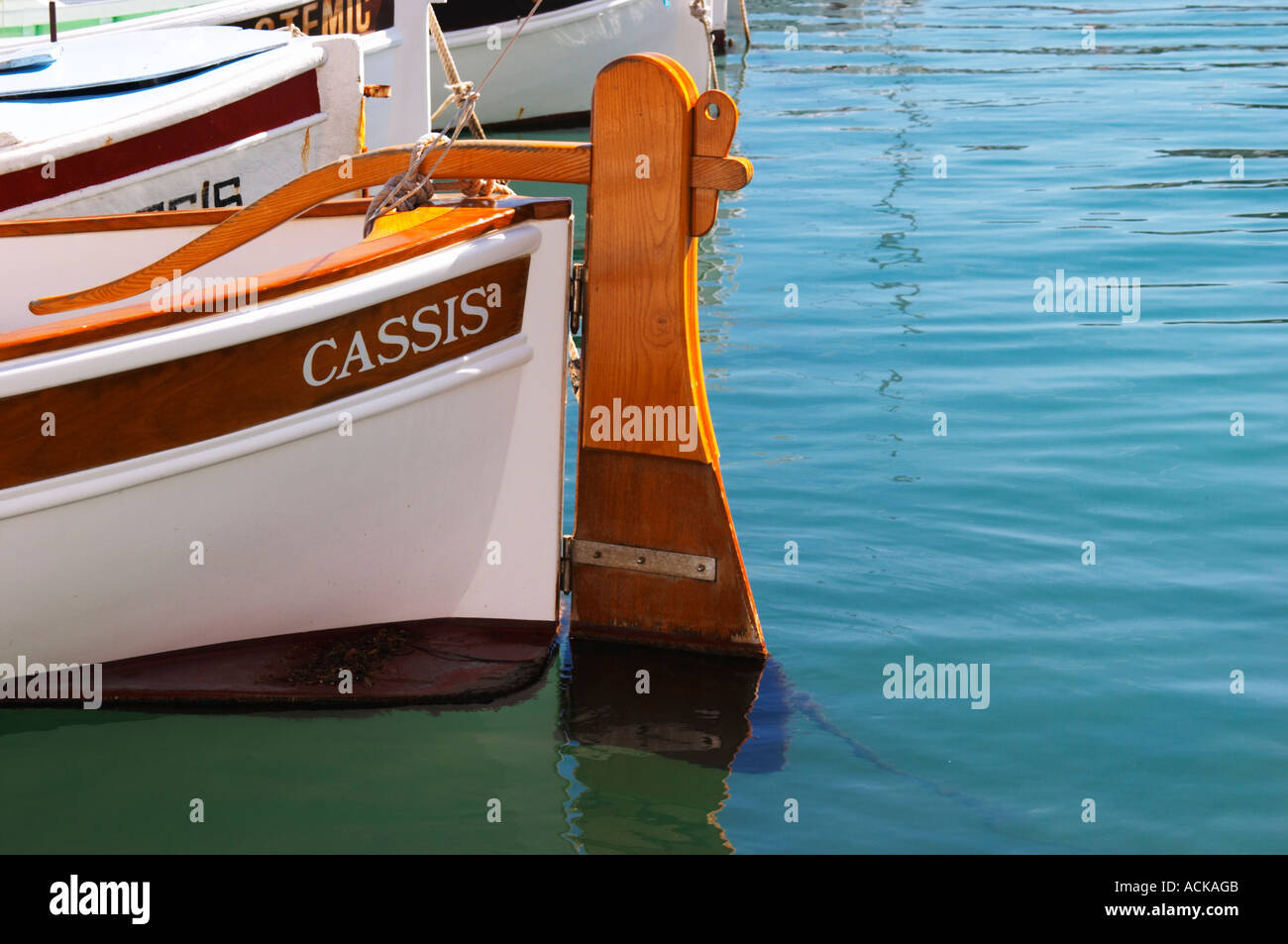 Im Hafen von Cassis Dorf. Ein traditionelles Boot mit hölzernen Ruder gekennzeichnet mit dem Namen Cassis. Weiß lackiert. CASSI Stockfoto