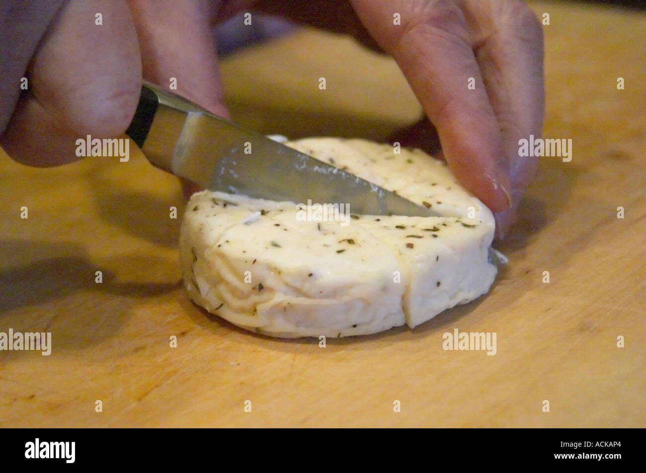 Französischer Ziegenkäse (Chevre) in Kräutern und Olivenöl Rezept (Serie von Bildern) vorbereiten: beginnen Sie mit einem frischen Käse gewürzt Stockfoto