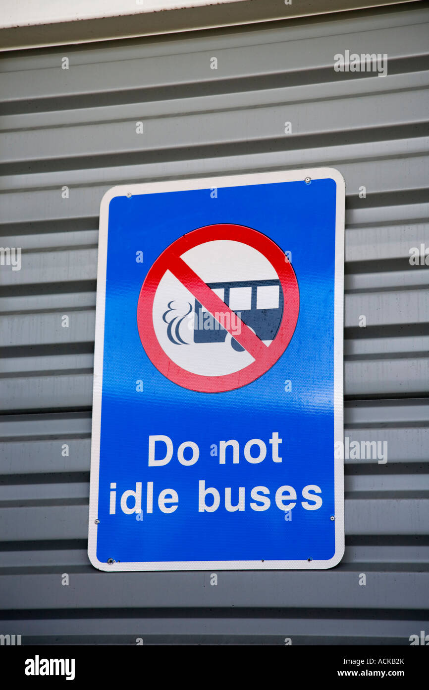 Tun nicht im Leerlauf Busse blau Umwelt Warnschild am Busparkplatz Wand Abgase reduzieren Emissionen blau rot weiss Stockfoto