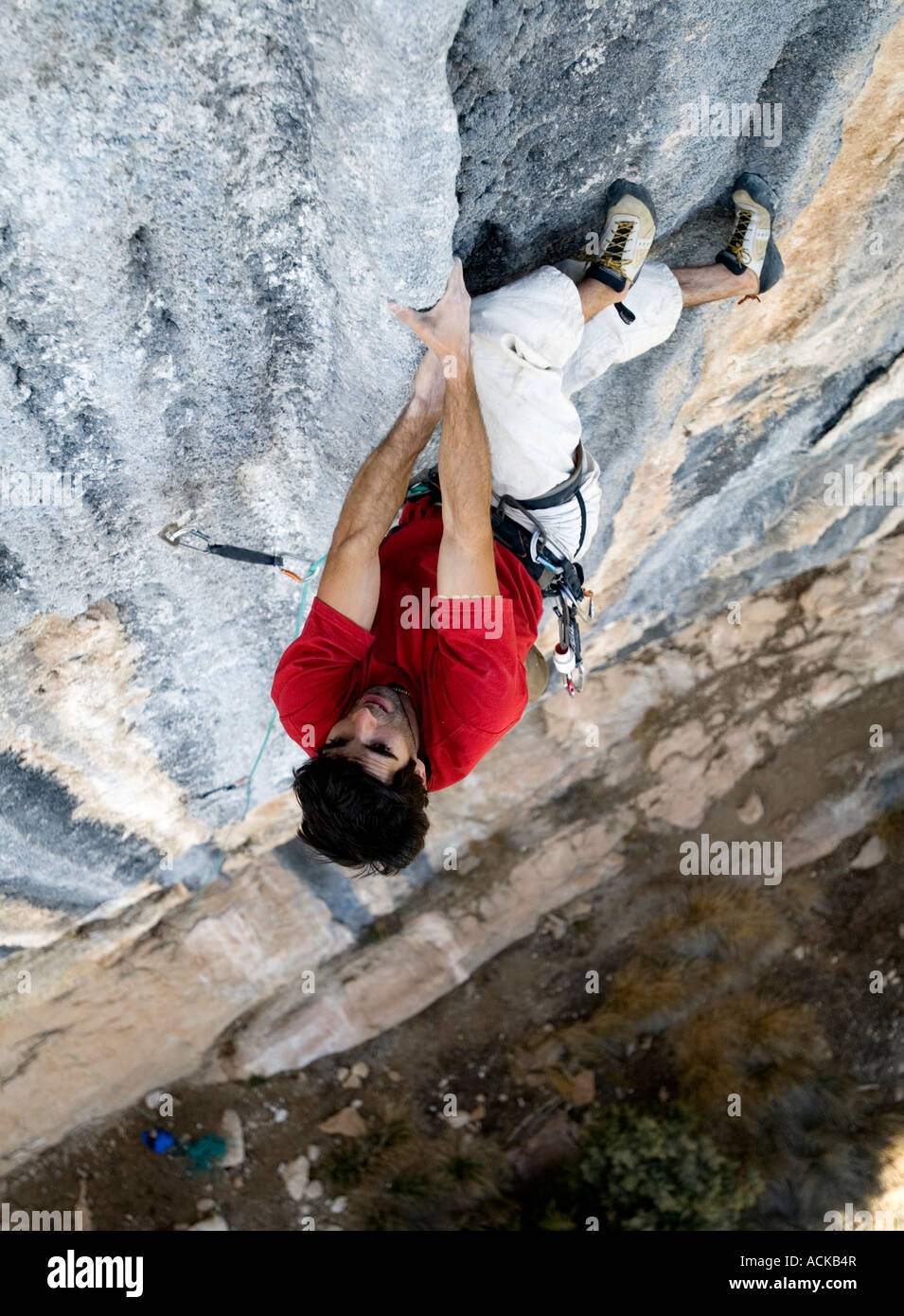 Dani Andrada climbing "Humildes Pa Casa" (8c) in Oliana in Katalonien, Spanien. Stockfoto