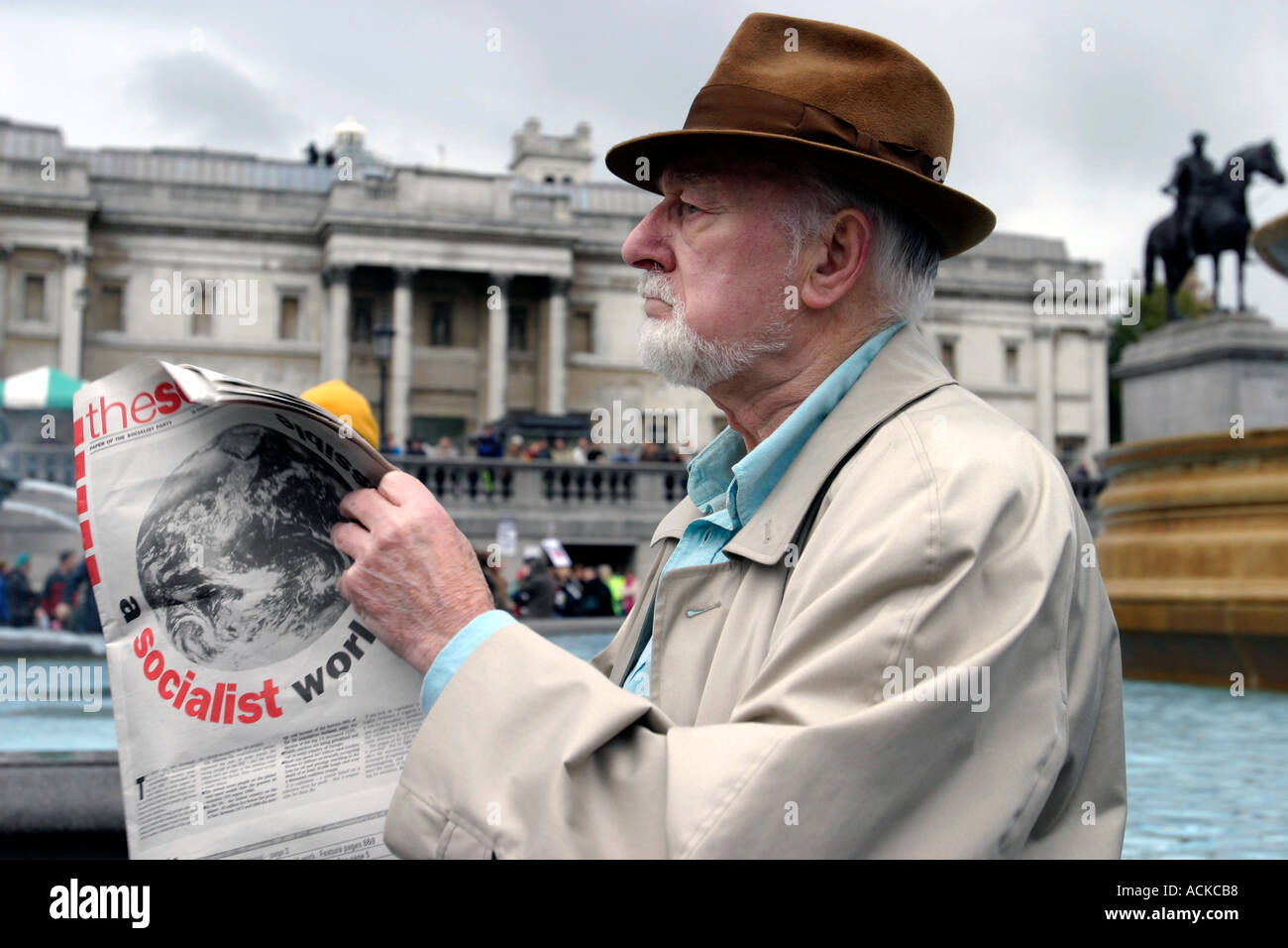 Mann, hält der sozialistischen Zeitung, Trafalgar Square, London, UK Stockfoto