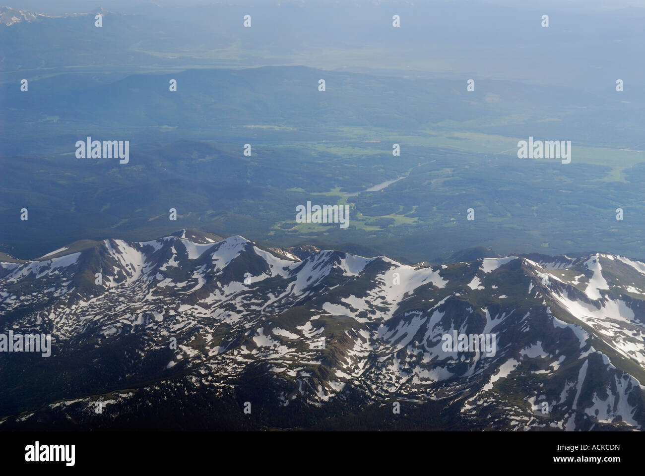 Luftaufnahme der Medicine Bow von Schnee bedeckt Rocky Mountains Clarks Peak North Michigan Reservoir in Colorado State Forest Park USA Stockfoto