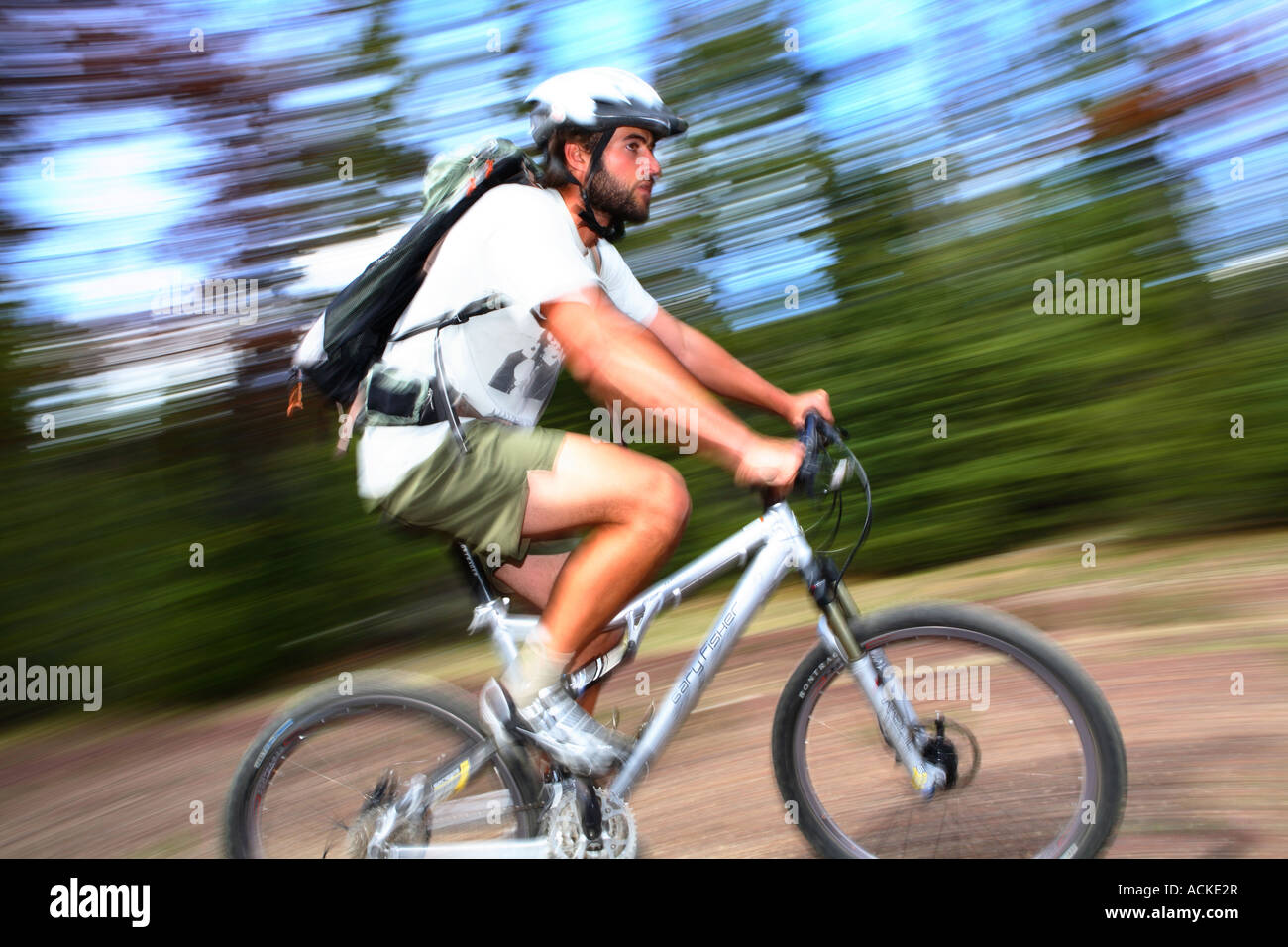 Mann auf Mountain-Bike mit unscharfen Hintergrund Stockfoto