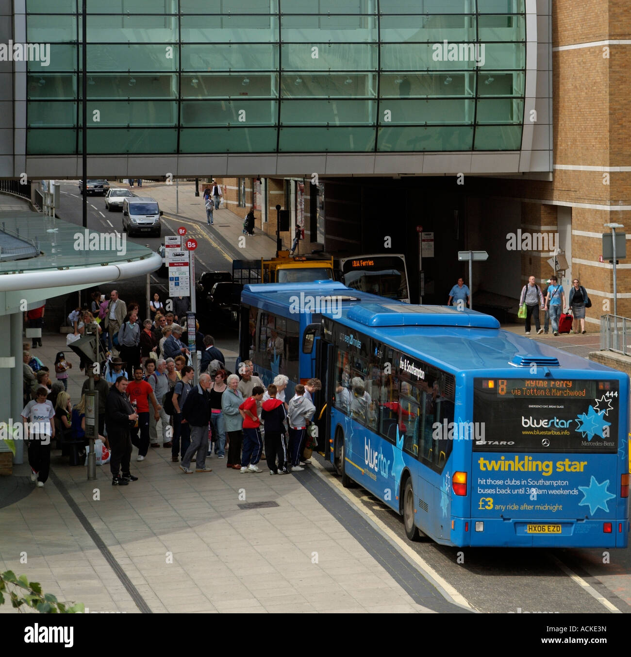 Fluggästen, die einzigen Doppeldeckerbus Southampton England Stockfoto