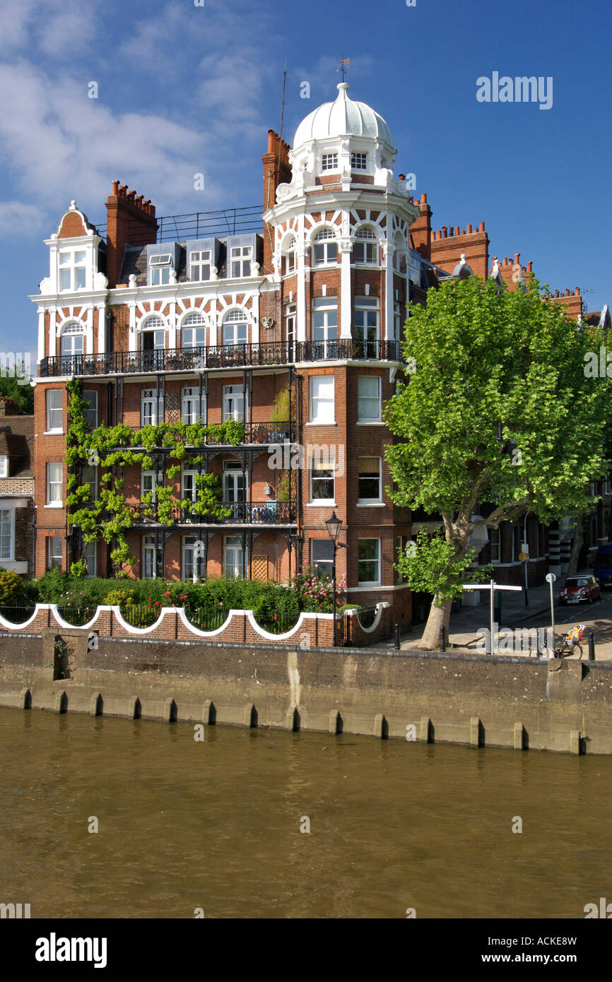 Gebäude auf dem Themse-Ufer in Hammersmith in West London. Stockfoto