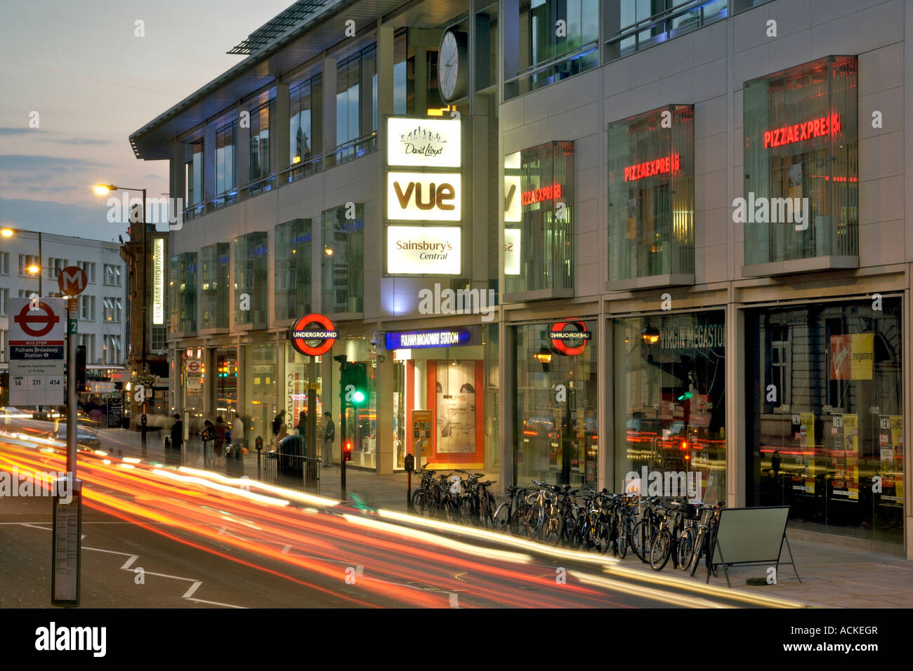 Abenddämmerung Ansicht des Einkaufszentrums Fulham Broadway in Fulham Road in London. Stockfoto