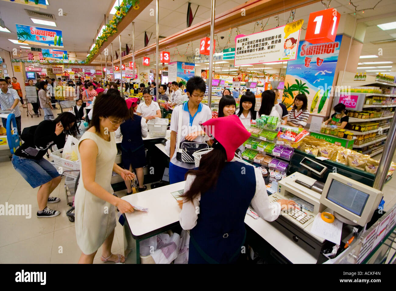 Chinesische Käufer in der Kasse-Gasse in einem Lebensmittelgeschäft Shenzhen China Stockfoto