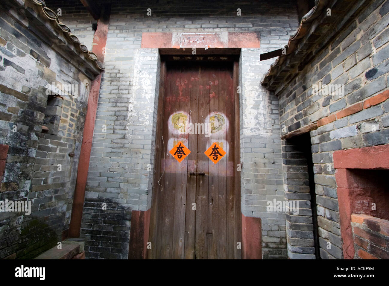 Kommunistische Kunst auf hölzerne Tür alte Chinesisch Nanshe Dorf Chashan Stadt Dongguan China Stockfoto