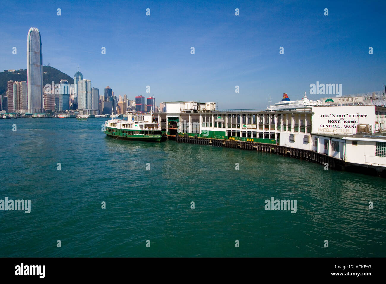 Star Ferry Pier und Hong Kong Skyline Stockfoto