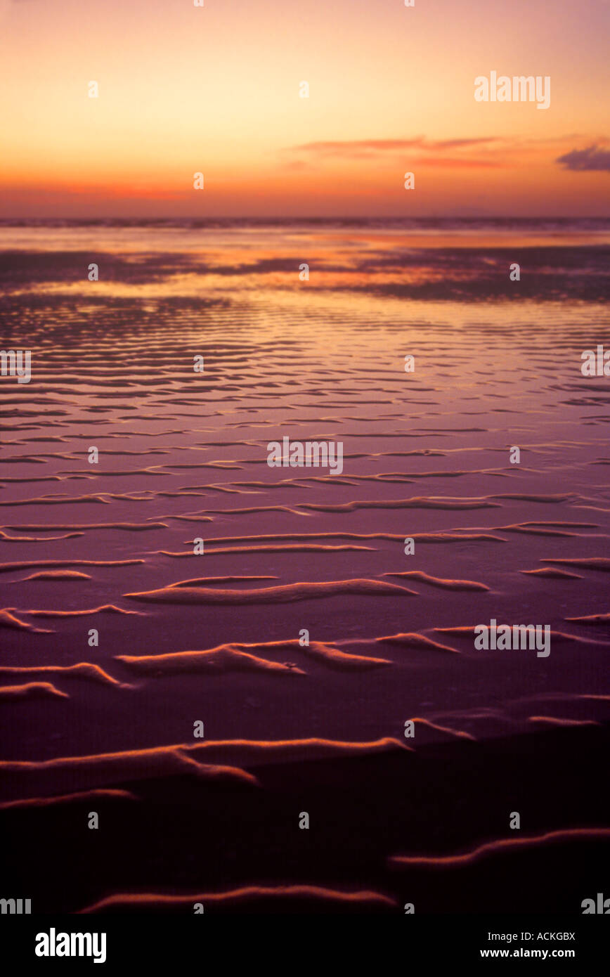 Muster im Strandsand bei Sonnenuntergang, Kauai, Hawaii, USA Stockfoto