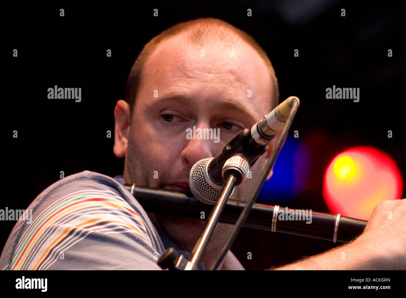 Michael McGoldrick irische traditionelle Flötenspieler live auf der Bühne Stockfoto