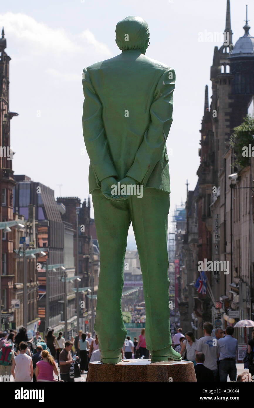 Die Bronzestatue von Donald Dewar von Kenny Mackay überblickt Shopper im Stadtzentrum von Glasgow, Glasgow, Schottland. Juni 2006. Stockfoto