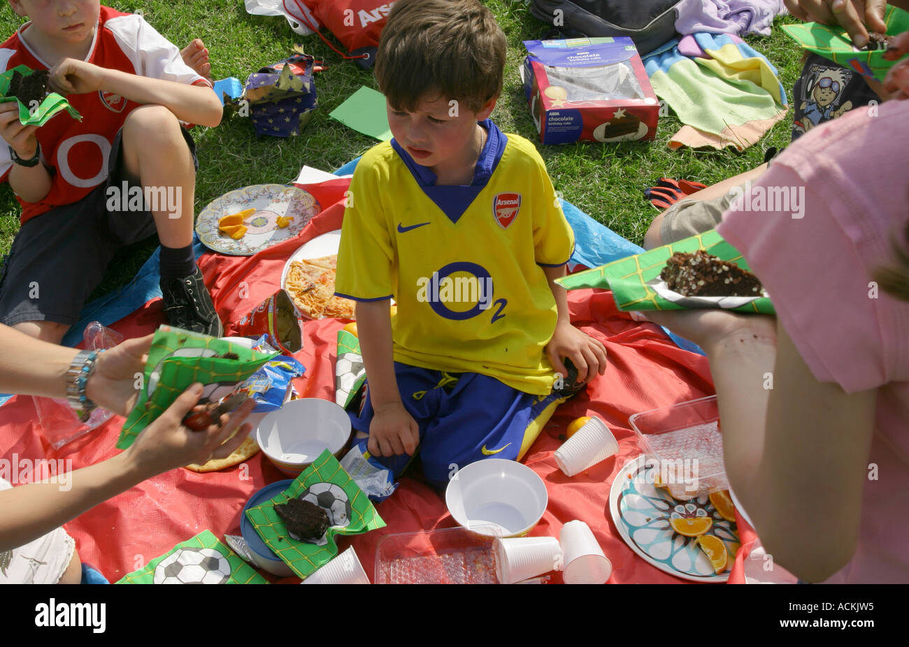 Ein sieben Jahre alter Junge bei einer Geburtstagsparty in Clissold Park, London, UK. Stockfoto