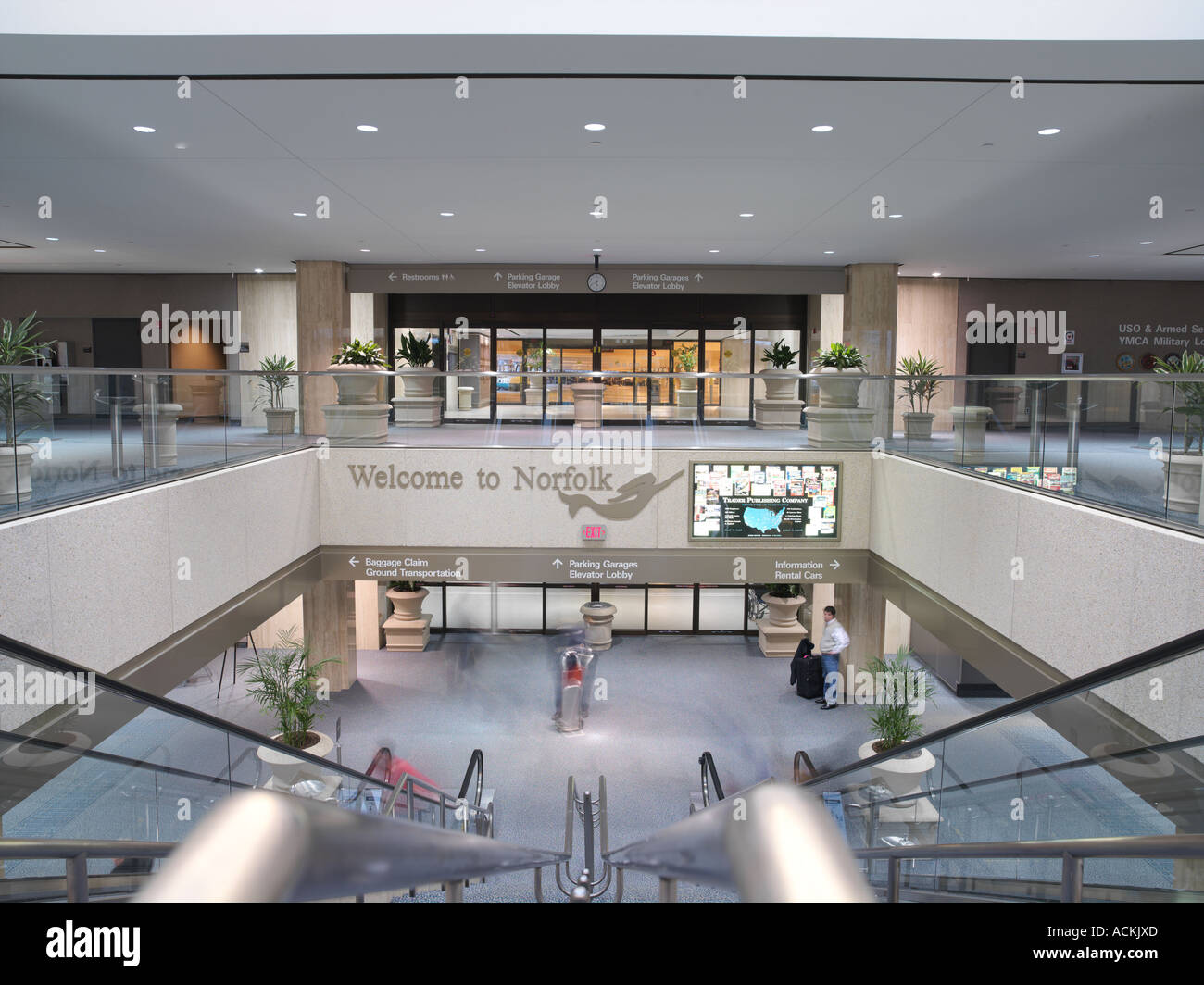 Rolltreppen und Treppen in Norfolk International Flughafen Norfolk Virginia ORF Stockfoto