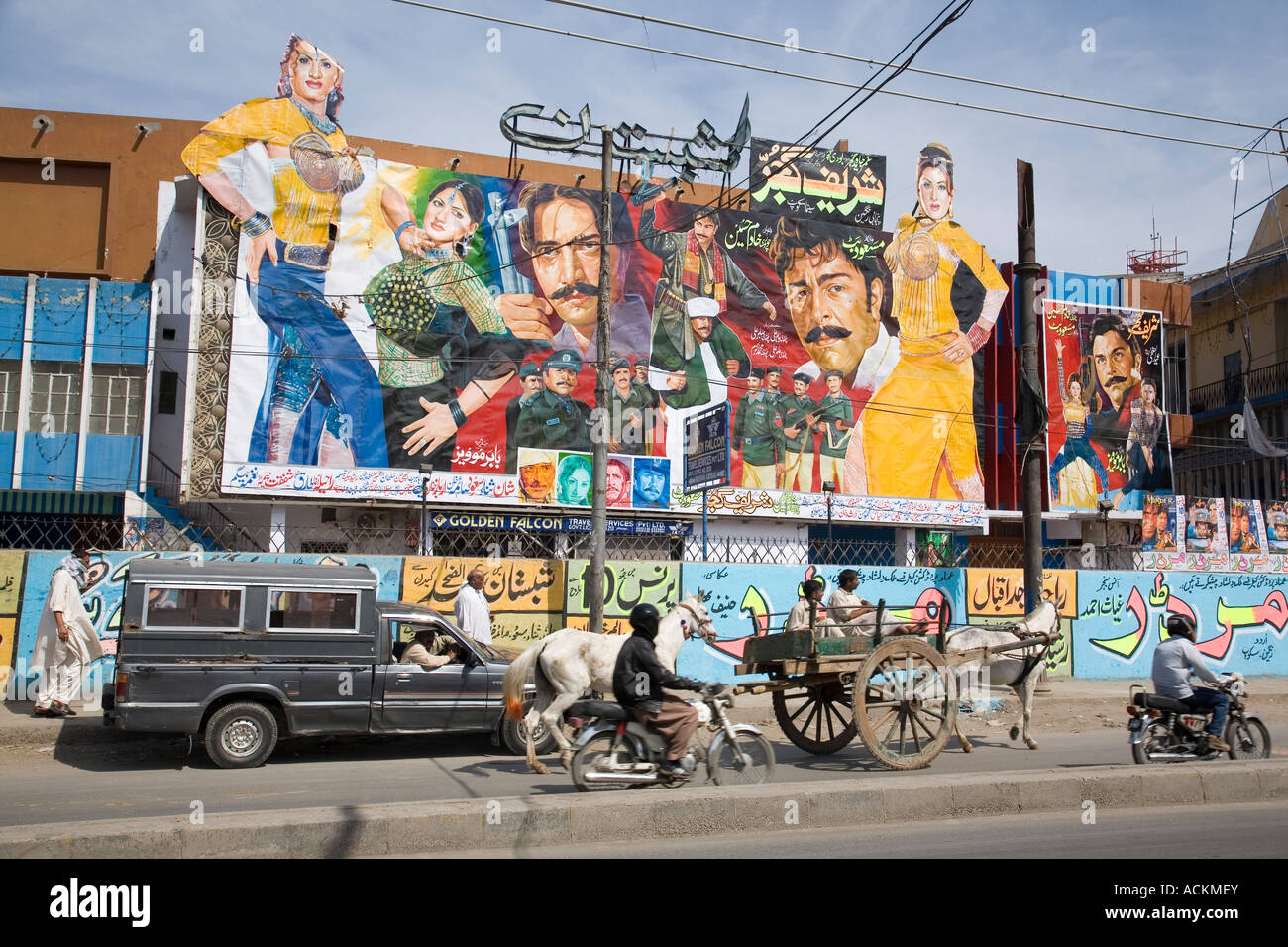 Hand gemalte Plakate Werbung Filme außerhalb ein Kino (möglicherweise der Prinz Kino?) in Lahore, Pakistan Stockfoto