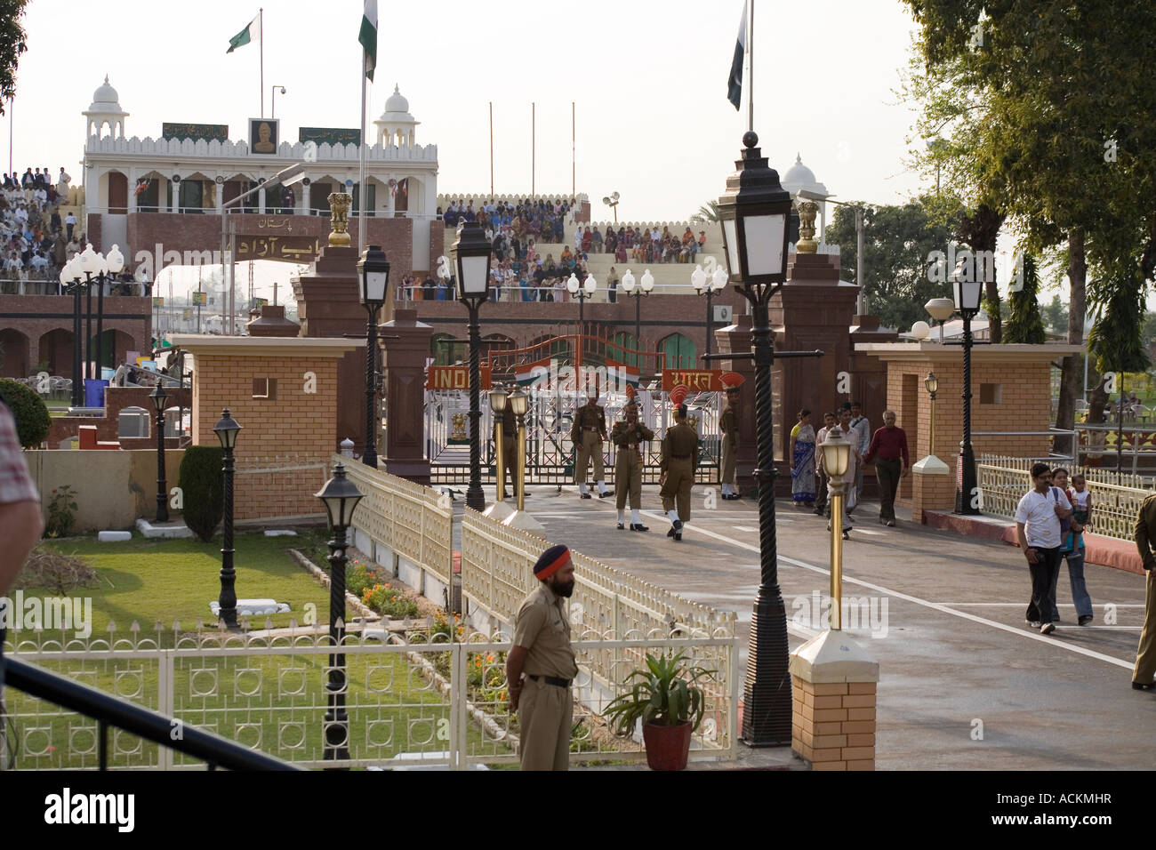 Die wagah Gate von der indischen Seite gesehen, mit der Grenze Gatter geschlossen Stockfoto