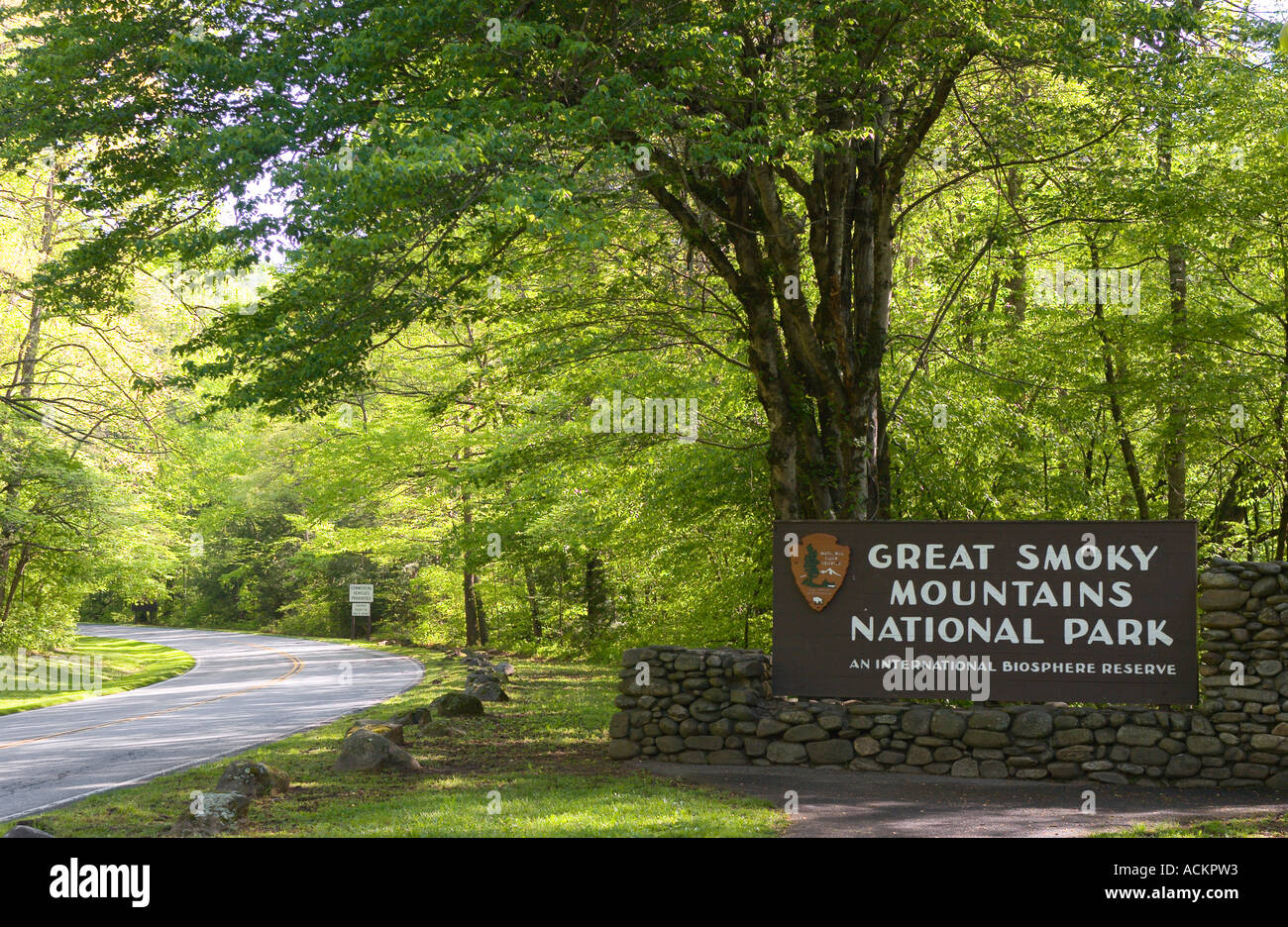Begrüßungsschild am Südeingang des Great Smoky Mountain National Park am Highway 441 in der Nähe von Cherokee, North Carolina, USA Stockfoto