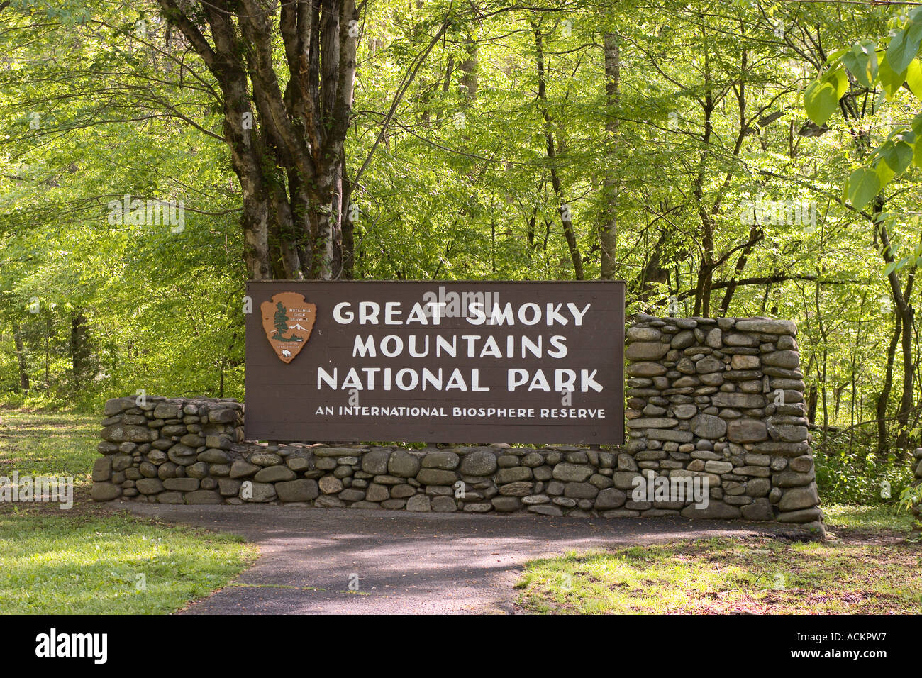 Begrüßungsschild am Südeingang des Great Smoky Mountain National Park am Highway 441 in der Nähe von Cherokee, North Carolina, USA Stockfoto