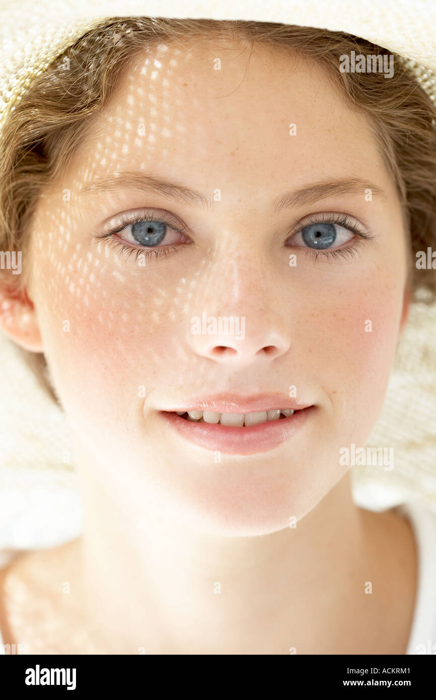 Eine junge Frau, Blick auf die Kamera Lächeln Stockfoto
