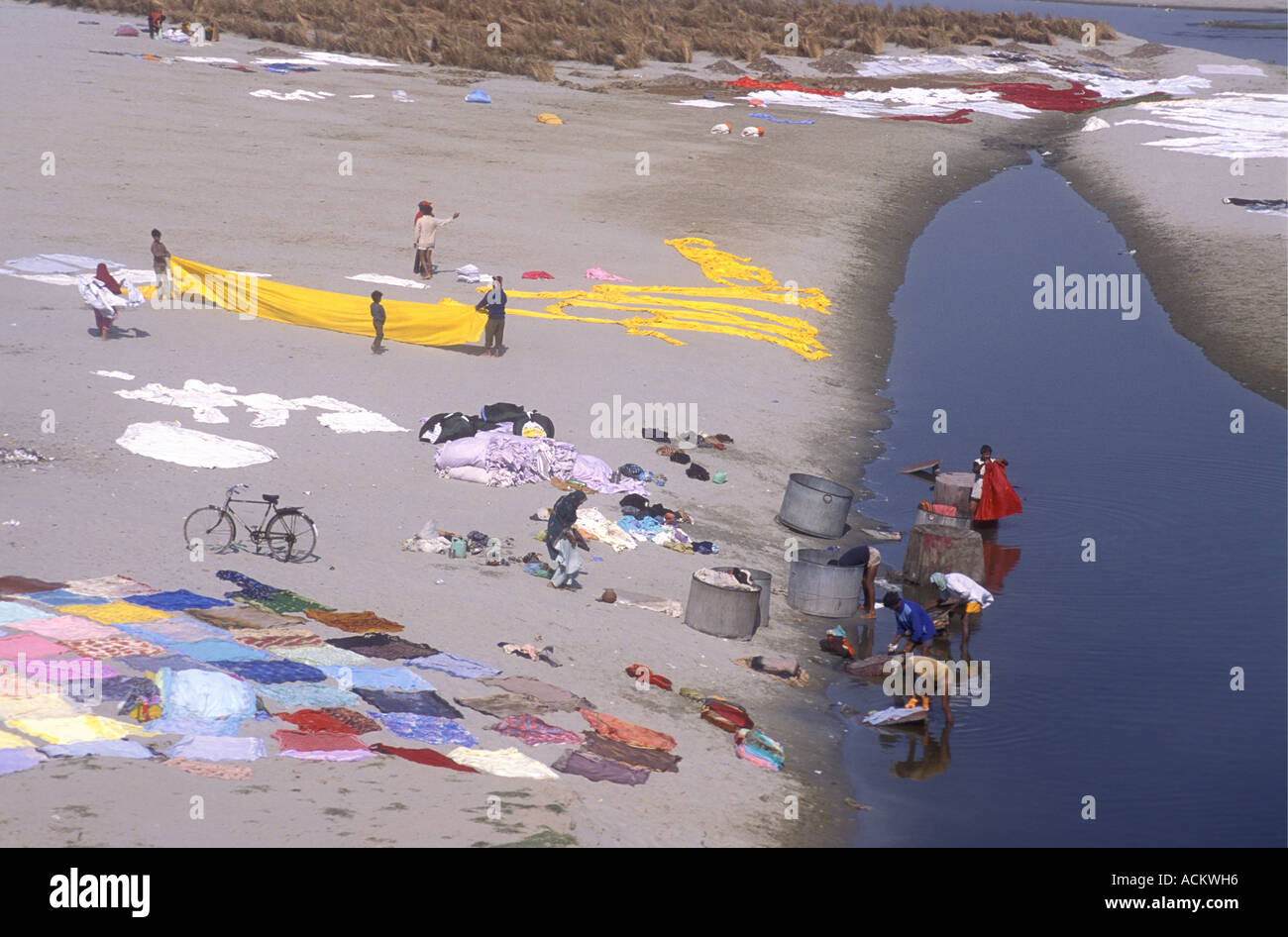 Wäsche zum Trocknen in der heißen Sonne am sandigen Ufer des Yamuna River Agra Uttar Pradesh Indien verteilt Stockfoto
