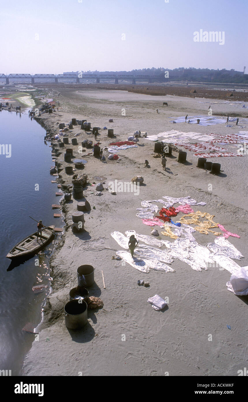 Wäsche zum Trocknen auf das sandige Ufer der Yamuna River Agra Uttar Pradesh Indien verteilt Stockfoto