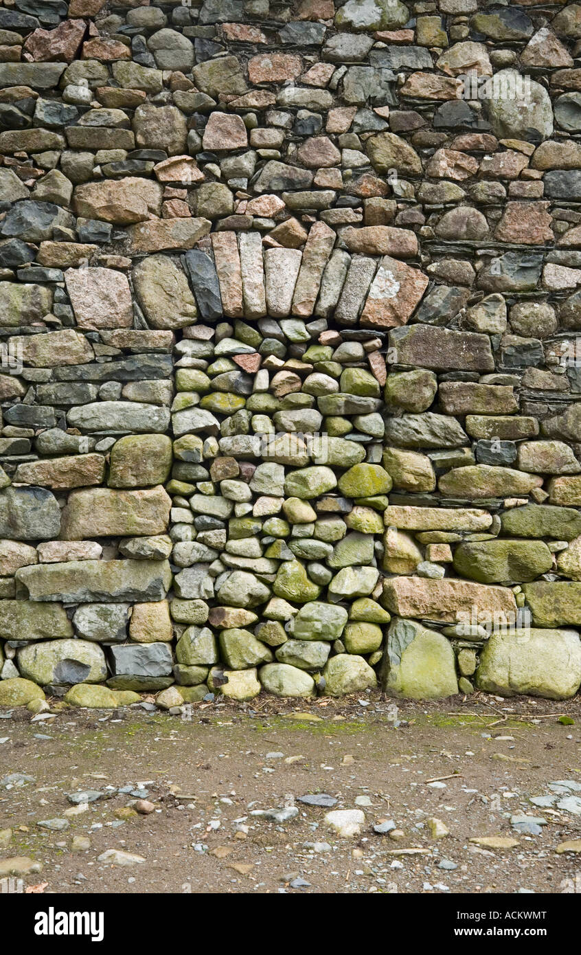 Blockiert die Tür in der Wand eines landwirtschaftlichen Gebäudes in Cumbria, England Stockfoto