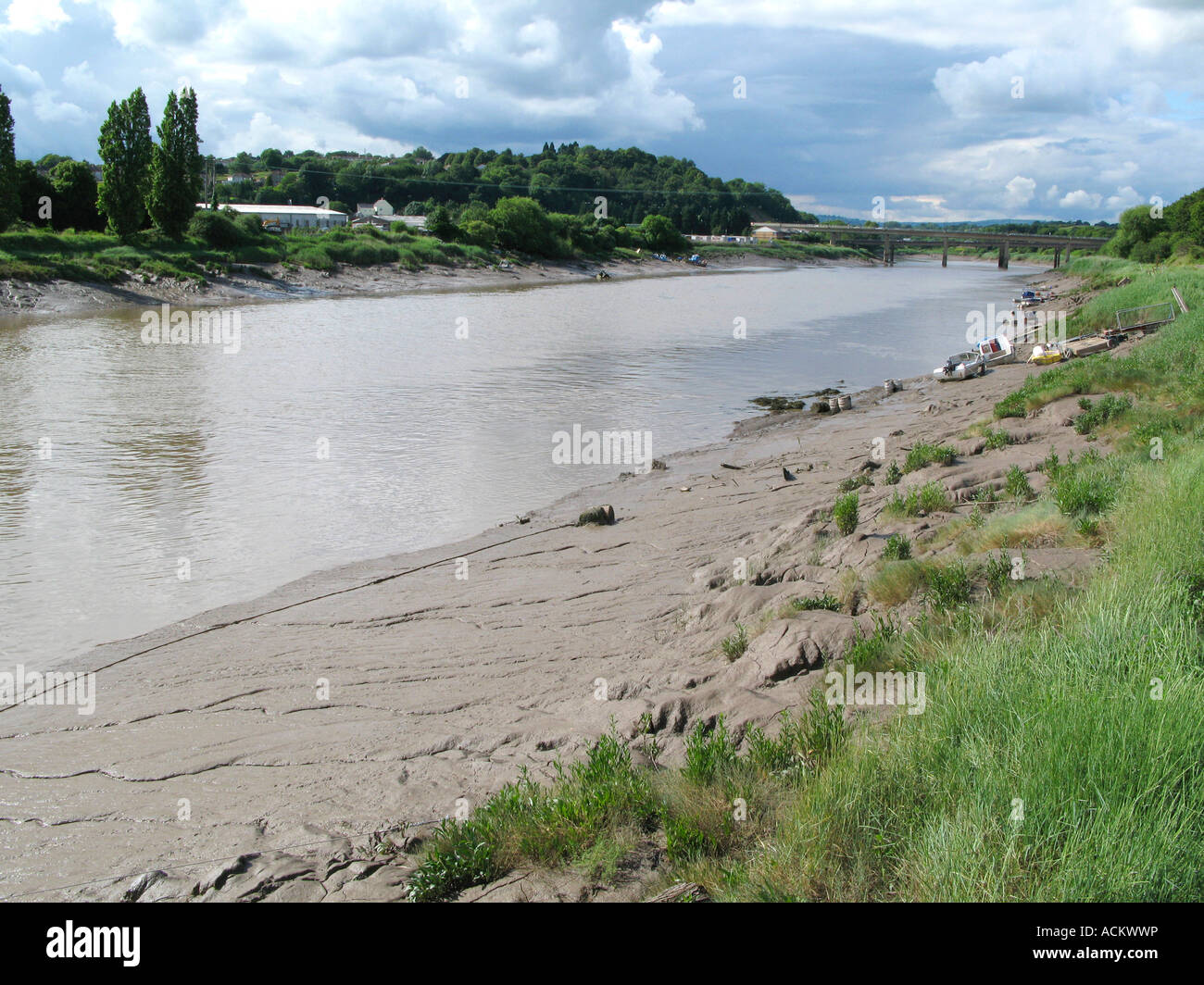 Schlammigen Ufern des Gezeiten-Fluss Usk in Newport South Wales UK M4 Autobahnbrücke in Ferne Stockfoto