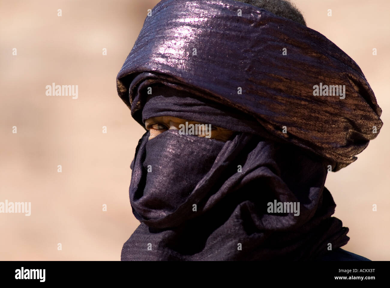 Blauer Mann Der Wuste Stockfotografie Alamy