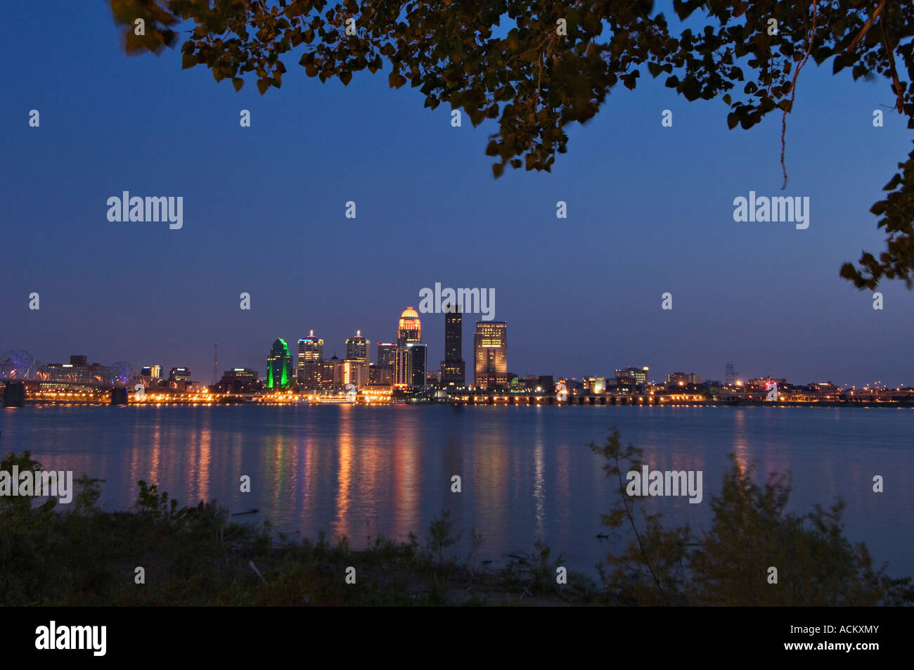 Louisville Kentucky Skyline in der Dämmerung spiegelt sich in den Ohio River erschossen von Ashland Park Jeffersonville Indiana Stockfoto