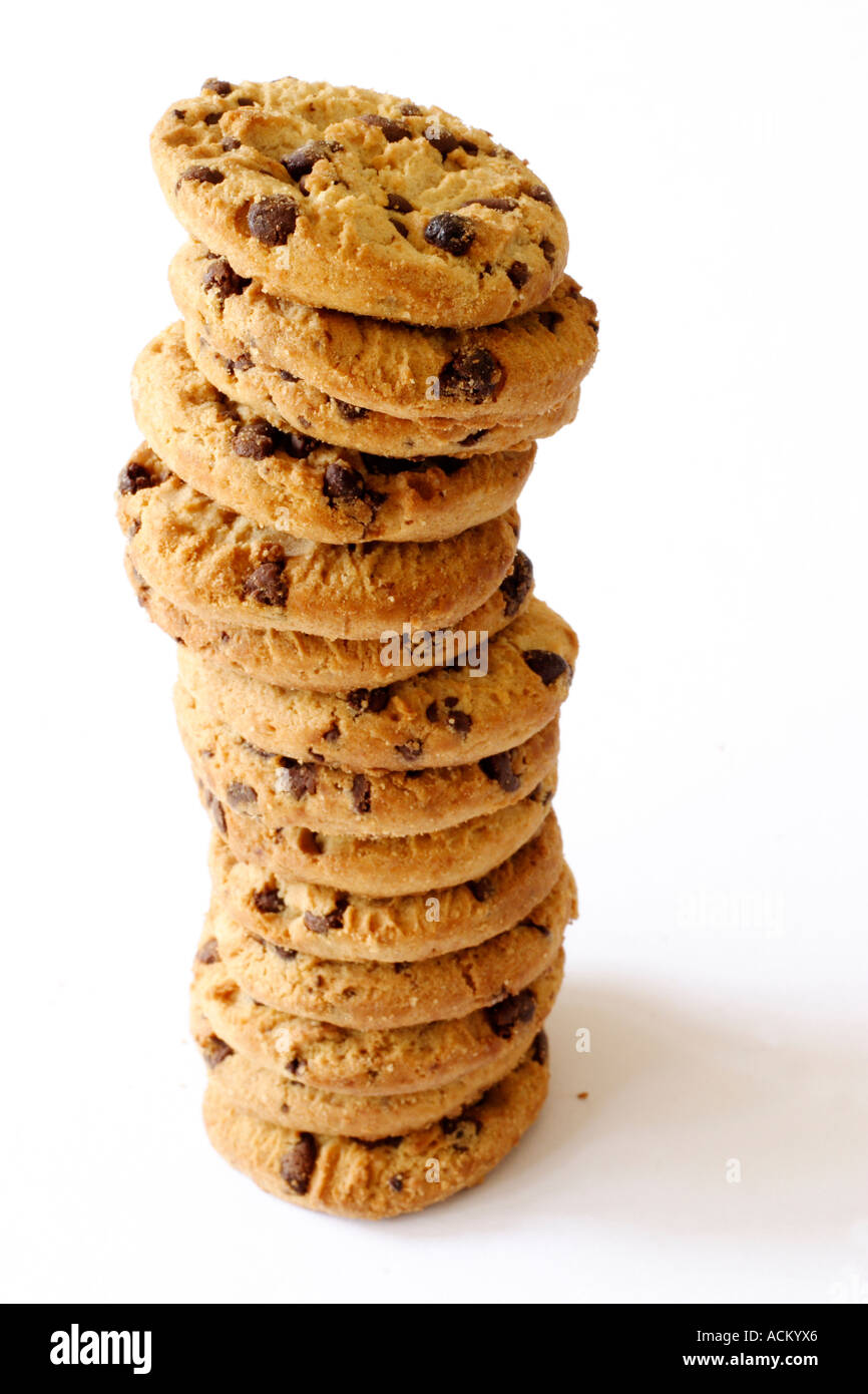 Stapel von chocolate Chip Cookies vor einem weißen Hintergrund isoliert Stockfoto