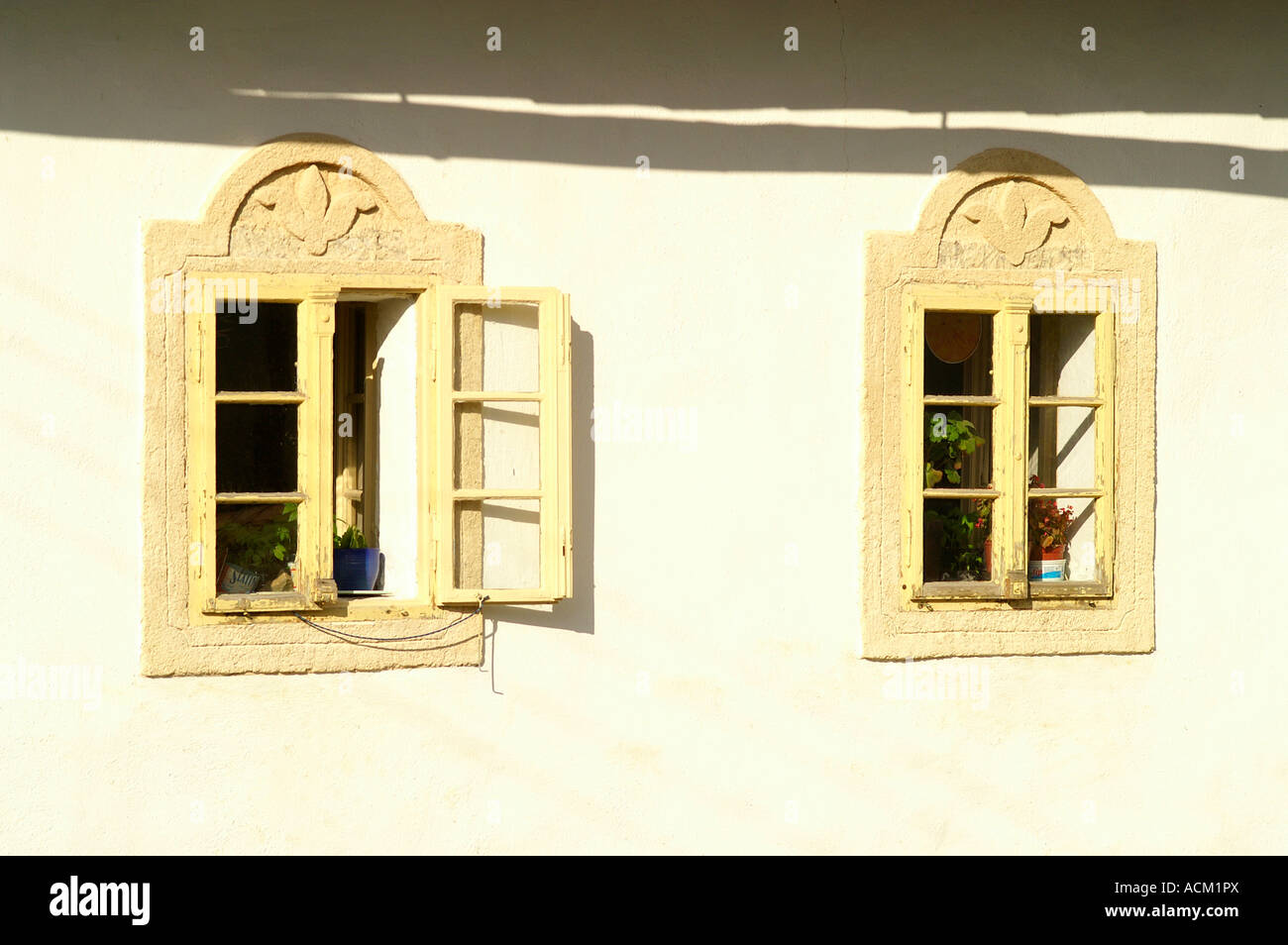 Zwei Fenster auf weiße Fassade des traditionellen slowakischen Volkshaus in  Sekier, Slowakei Stockfotografie - Alamy