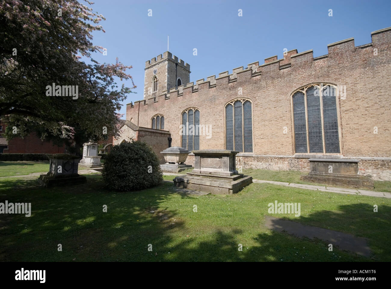 Enfield Pfarrkirche durch den Marktplatz im Zentrum der Stadt Stockfoto