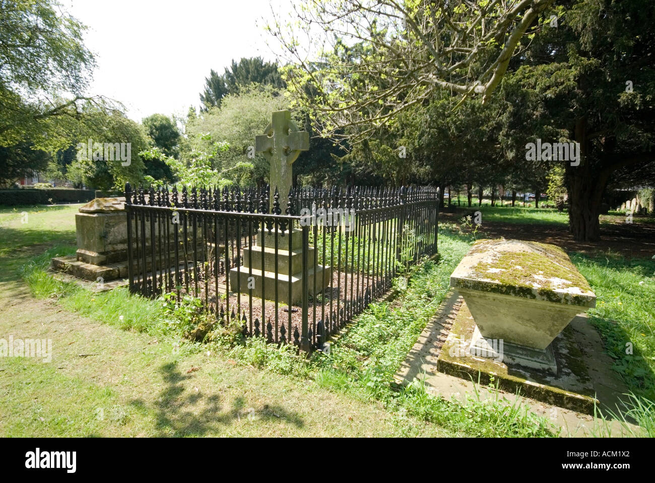 Eingezäunten Grab im Kirchhof in Enfield Stockfoto