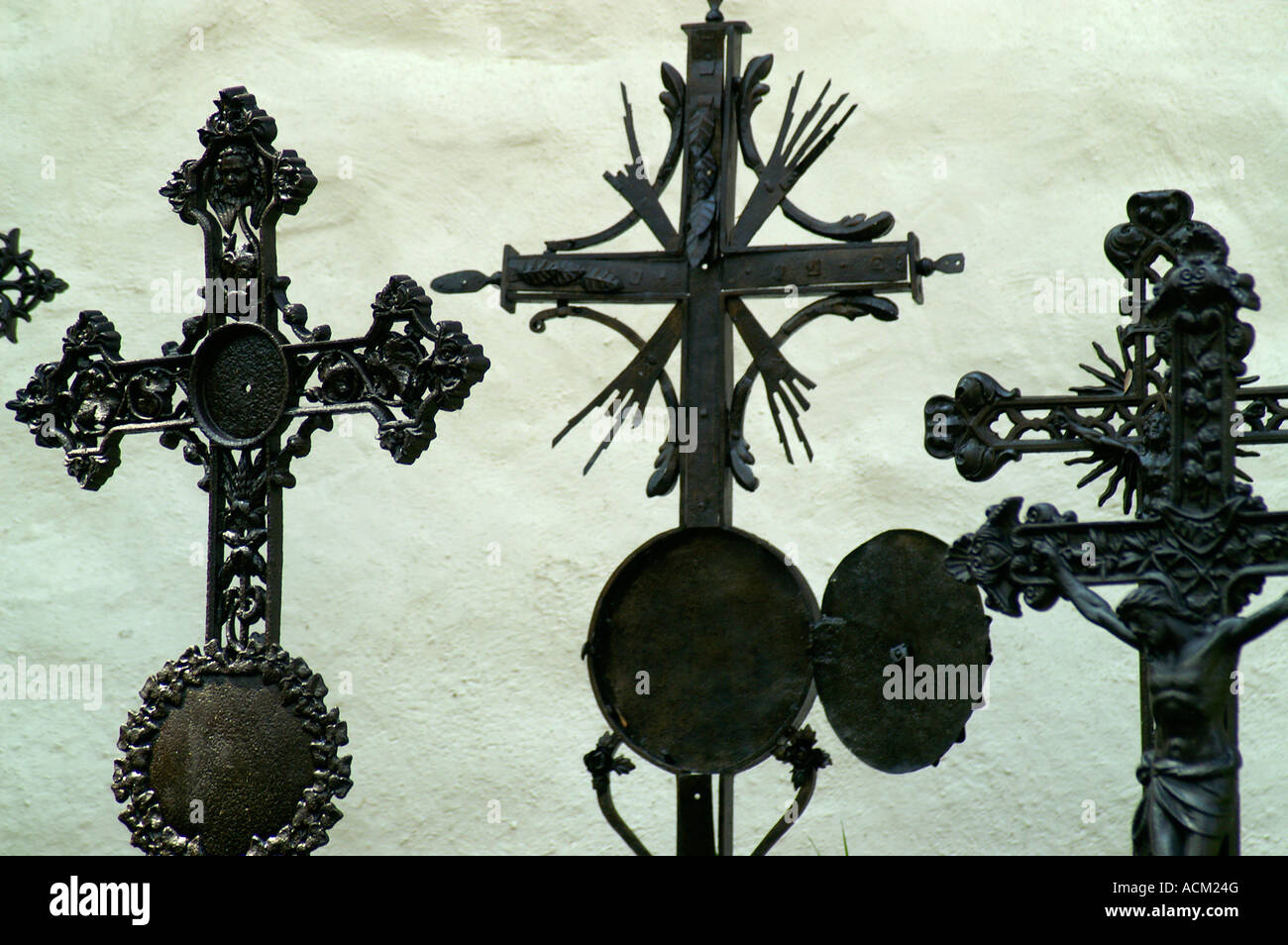Schwarzes Eisen kreuzt auf Ausstellung in Banska Stiavnica, Slowakei Stockfoto